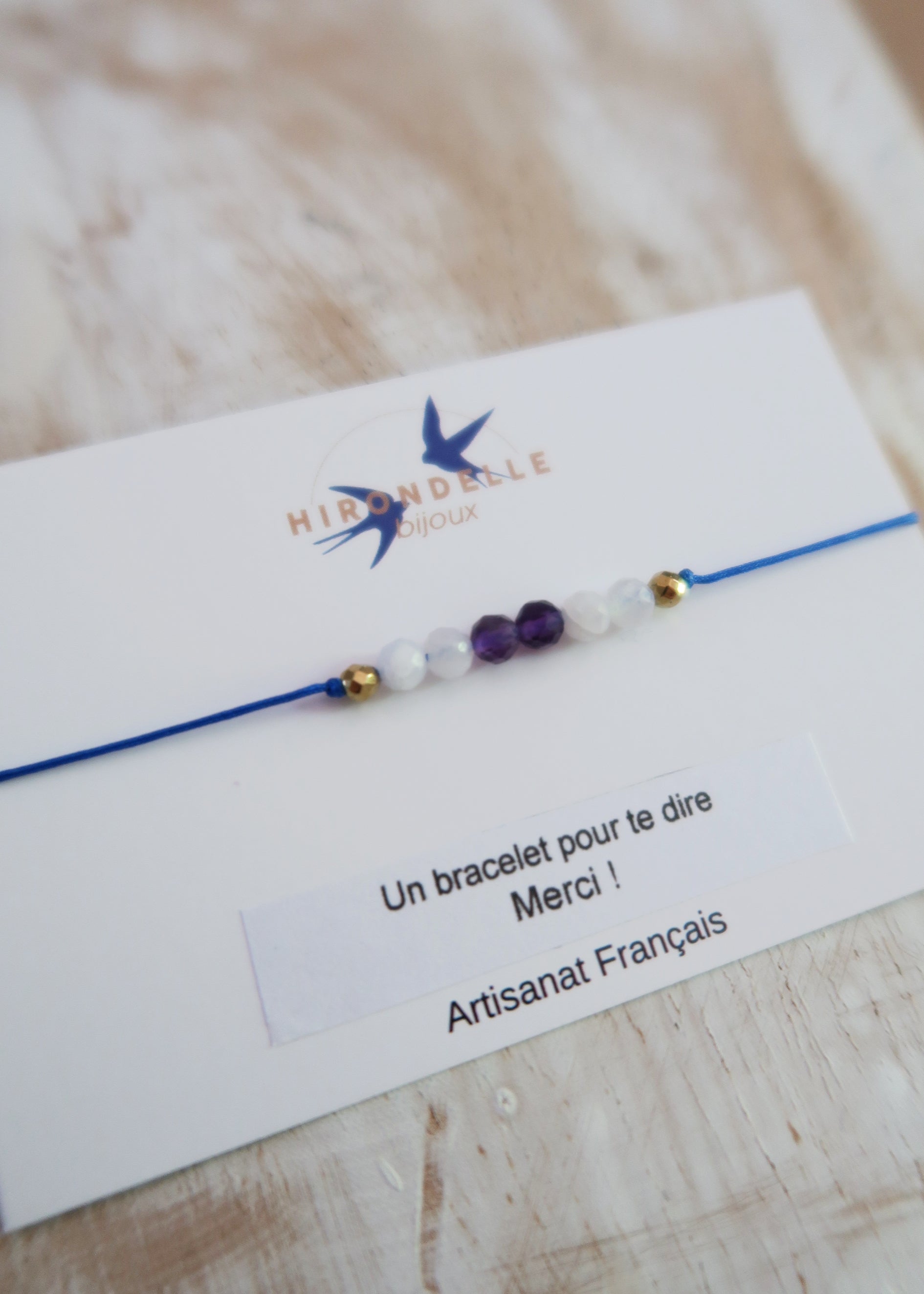 bracelet cordon ajustable en pierres porte-bonheur, petit prix fabrication artisanale. cadeau parfait pour dire merci