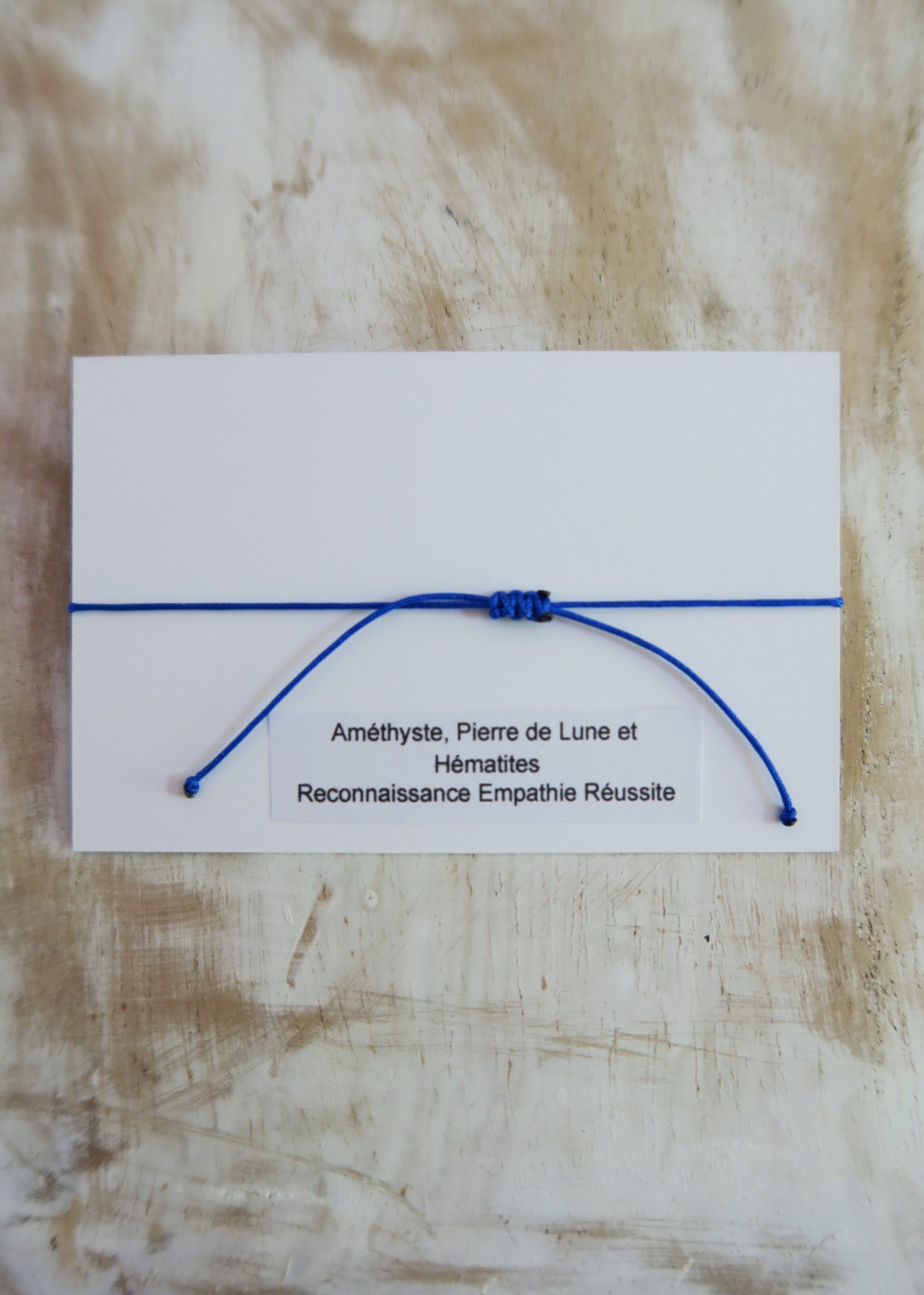 bracelet cordon ajustable en pierres porte-bonheur, petit prix fabrication artisanale. cadeau parfait pour dire merci