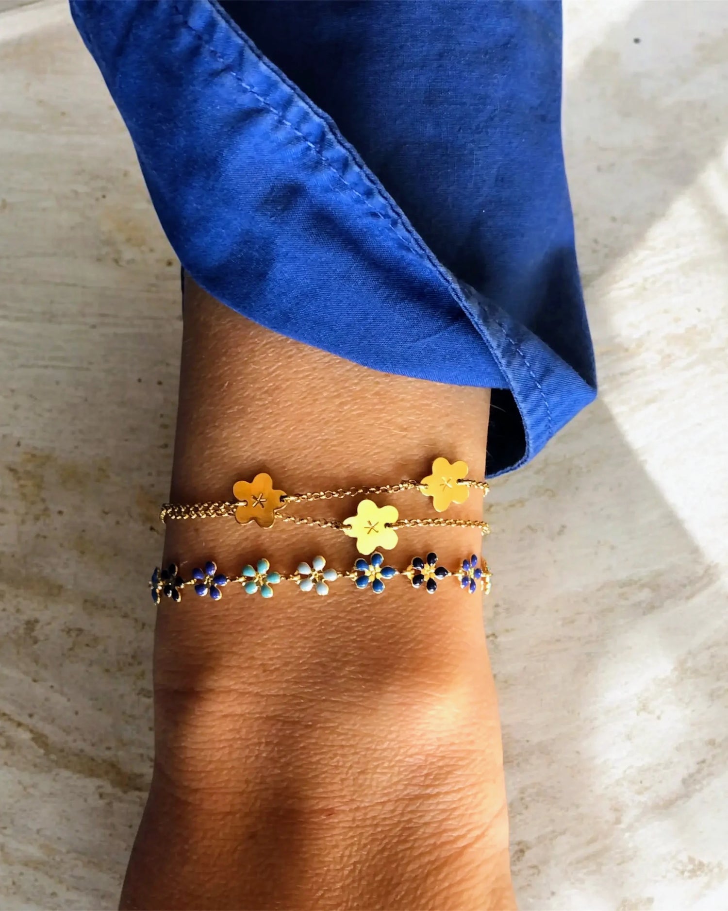 bracelet fin et léger représentant des petites fleurs bleu.