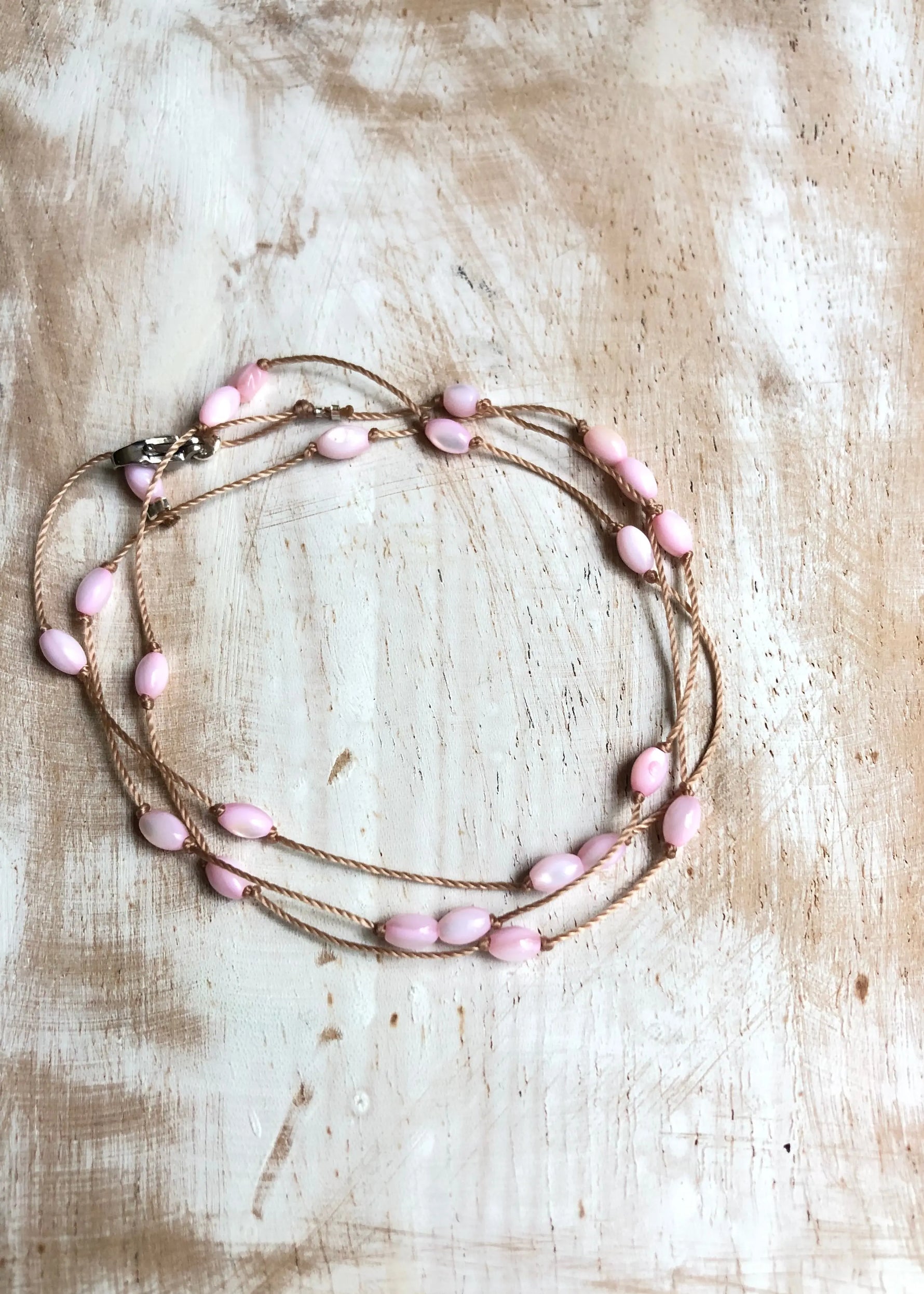 bijou transformable en collier et en bracelet trois tours en nacre rose 