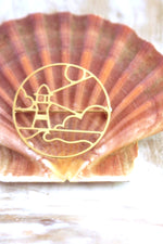 Broche doré motif phare, bord de mer fabrication française - Hirondelle Bijoux