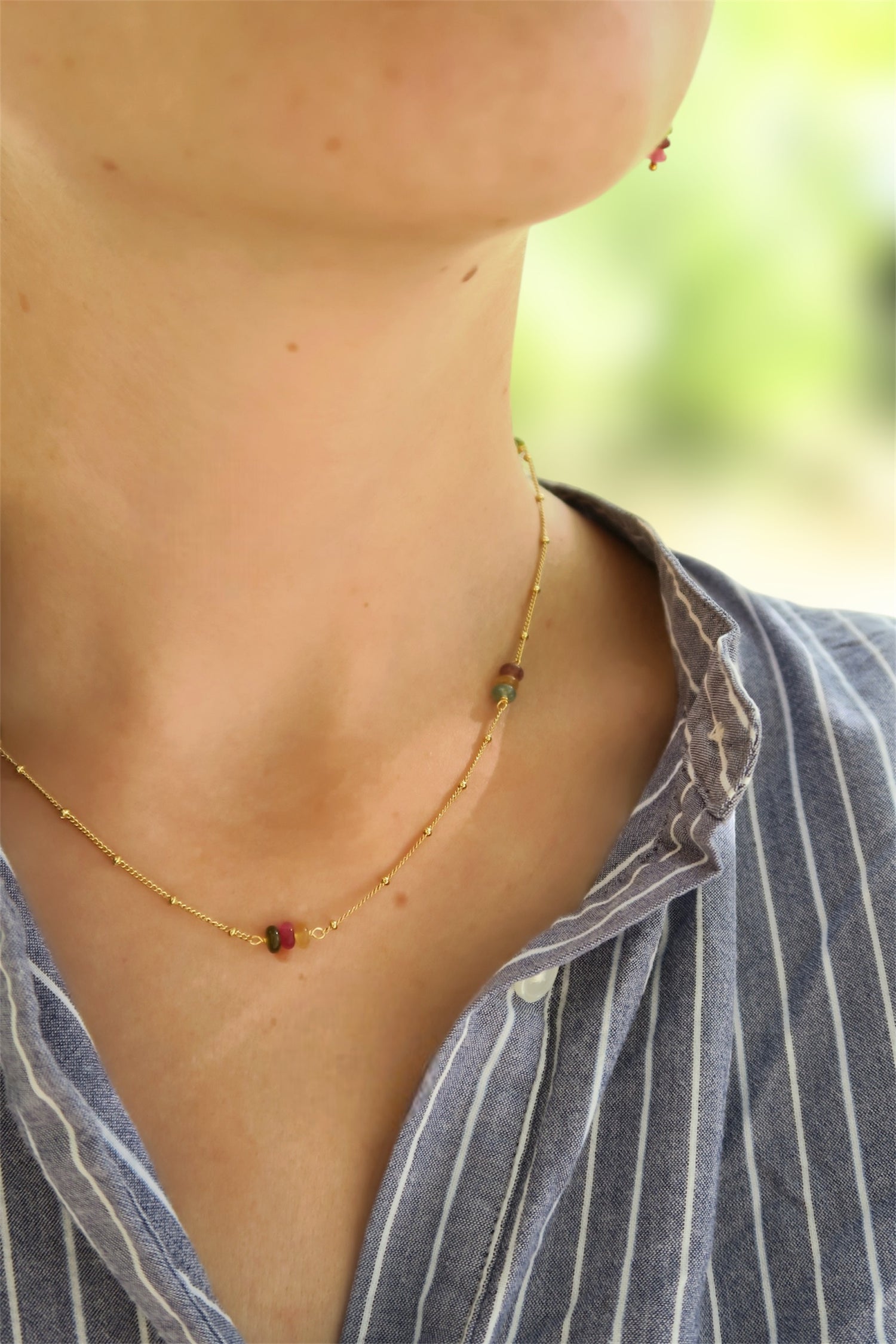 collier féminin fin et léger mis en situation sur un buste de femme