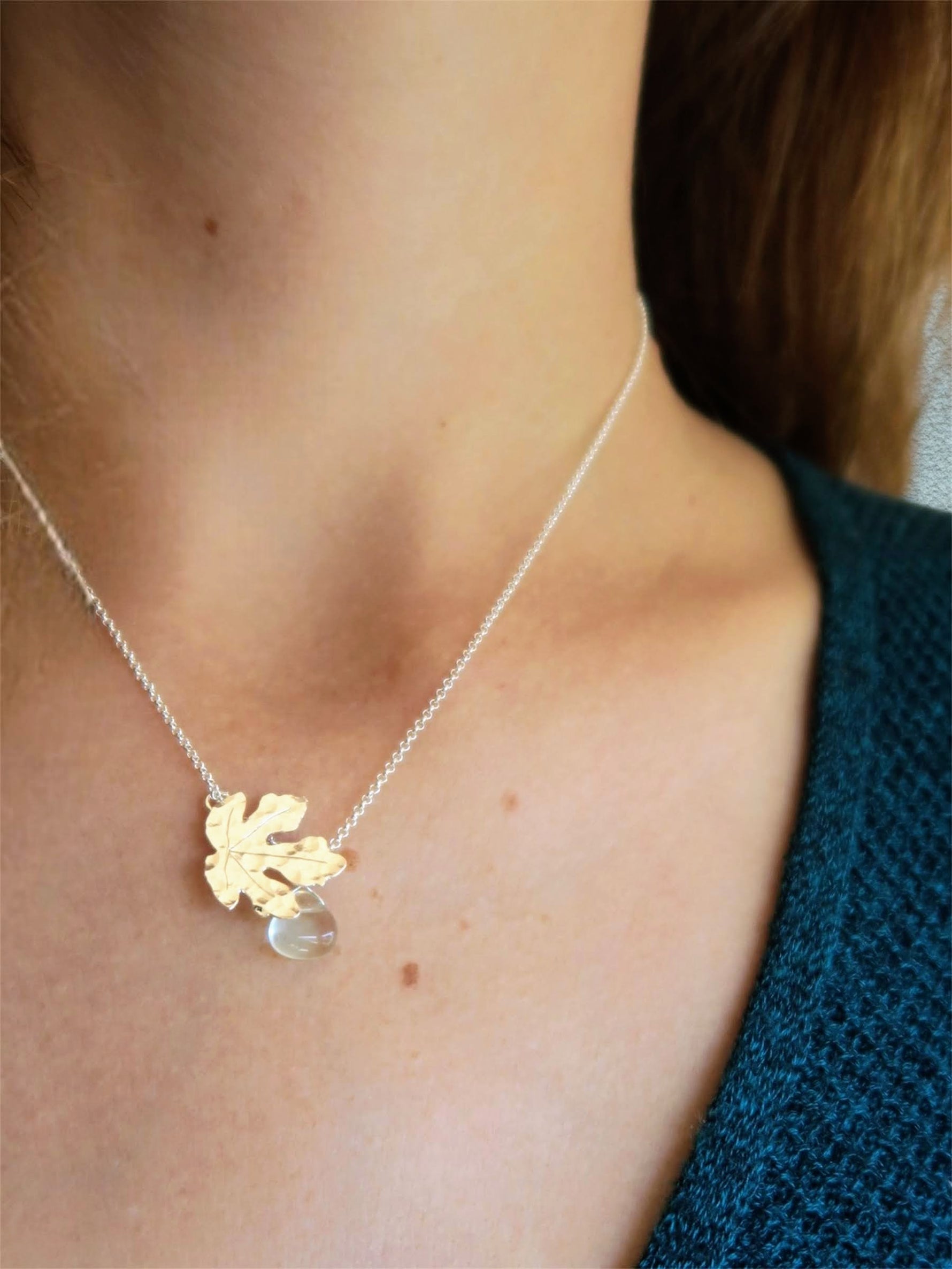 collier féminin cet subtil élébrant la nature en représentant une feuille de figuier argenté 