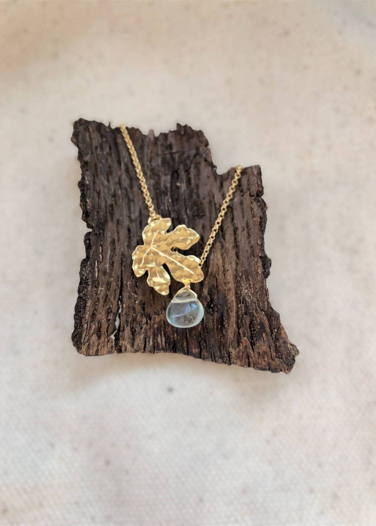 collier féminin célébrant la nature en représentant une feuille de figuier doré