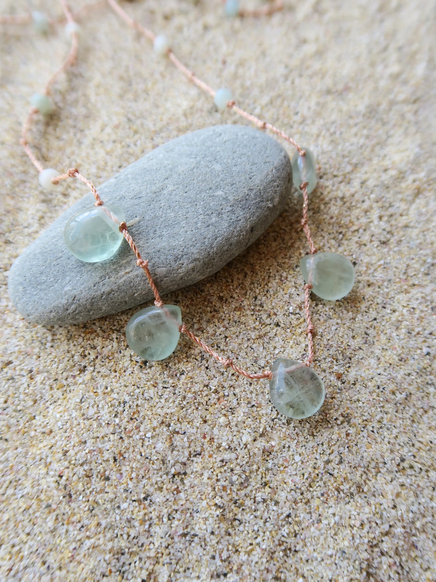 Collier Bali en fluorite vertes montées sur cordon