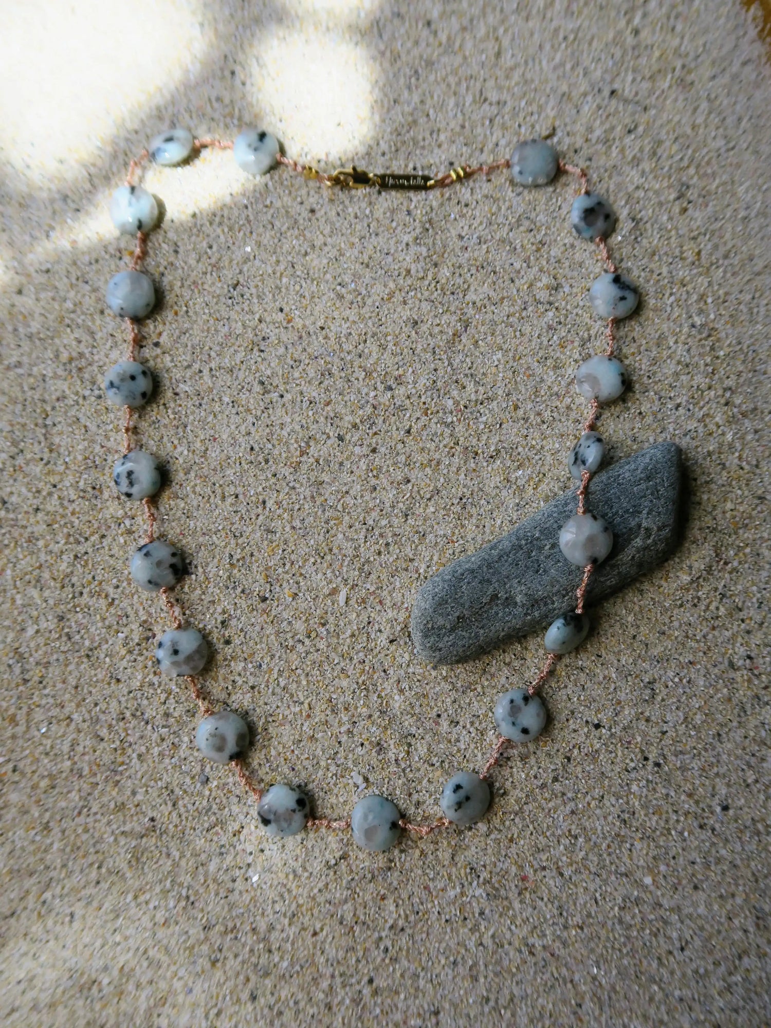 Collier Lisbonne en Jaspes mouchetté monté sur cordon