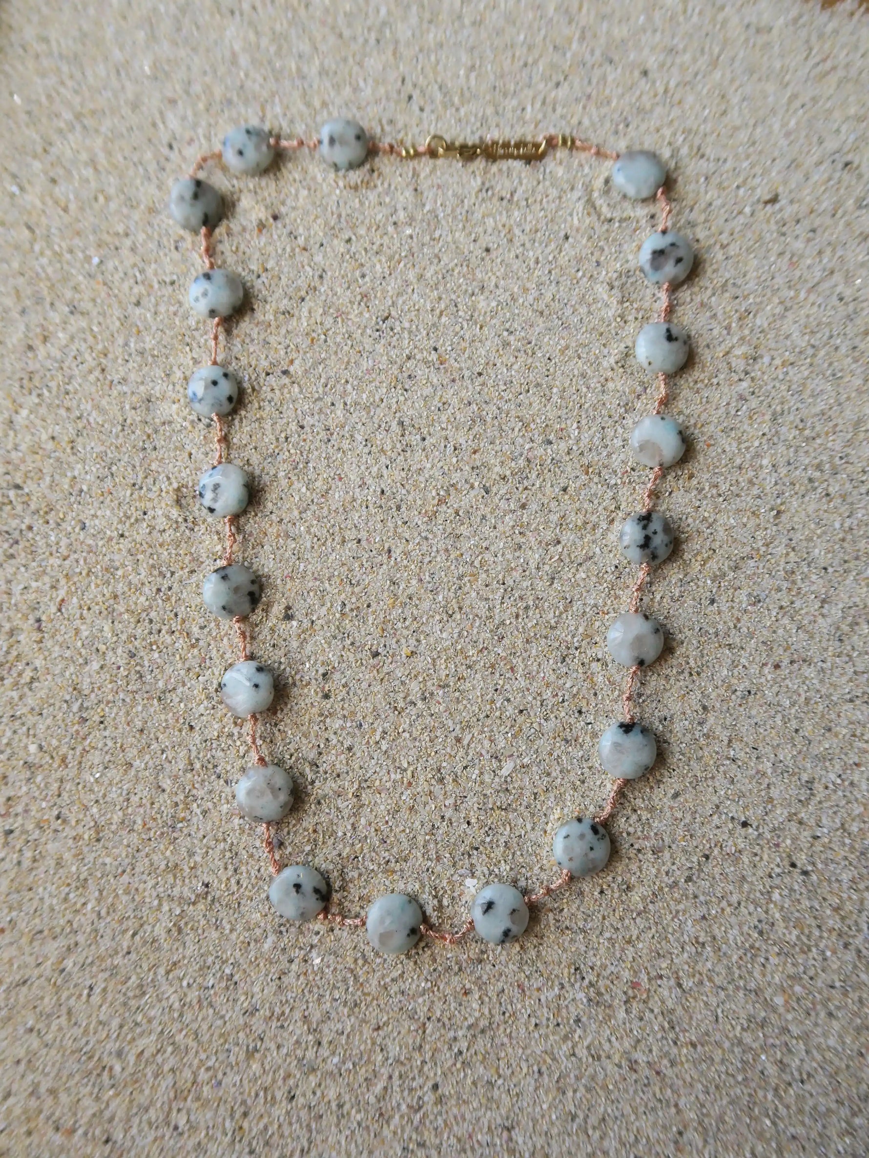 Collier cordon noué et pierre de jaspe