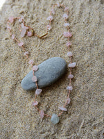 collier porte bonheur Capri en quartz rose et fluorite sur cordon