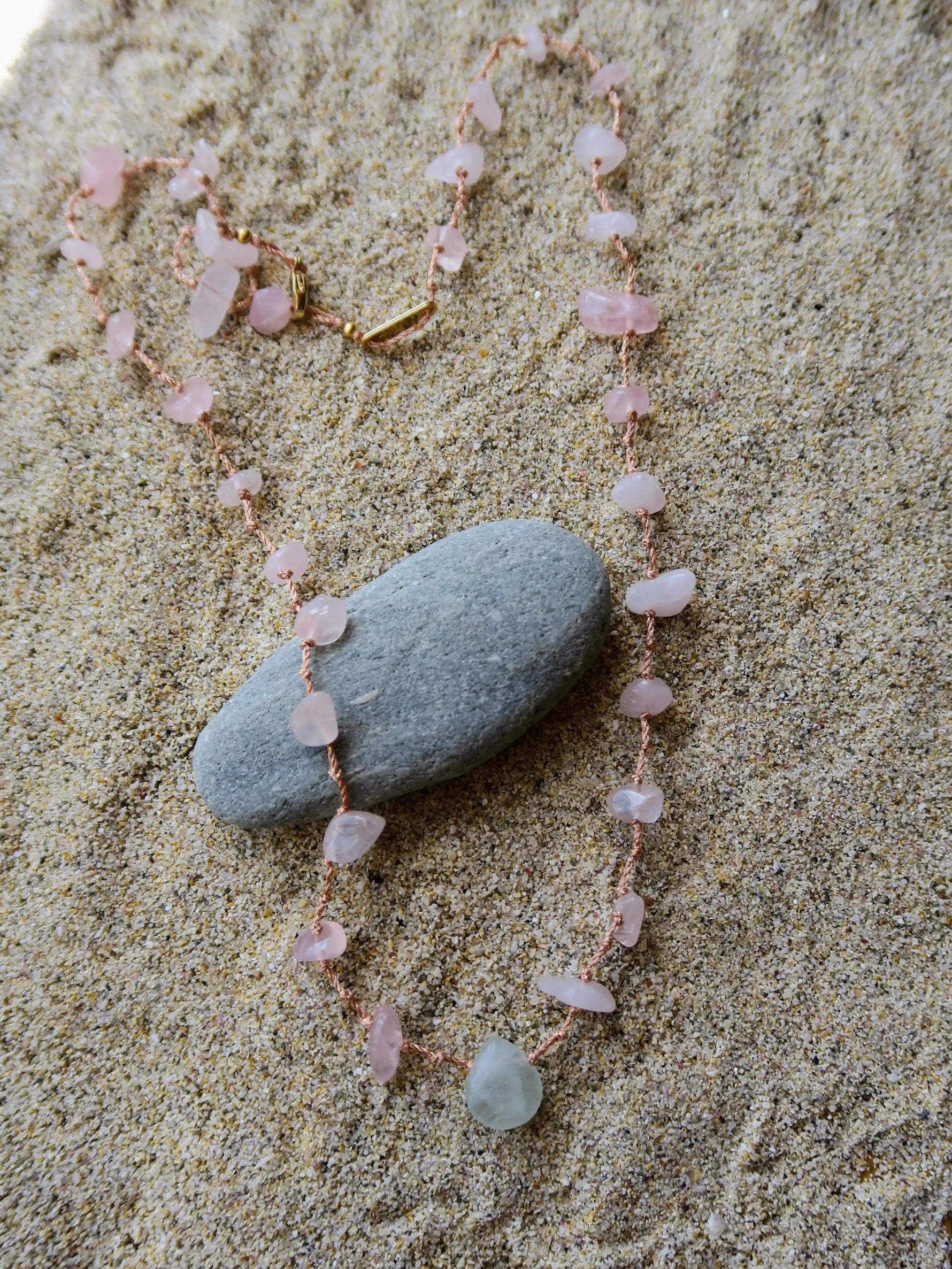 collier porte bonheur Capri en quartz rose et fluorite sur cordon