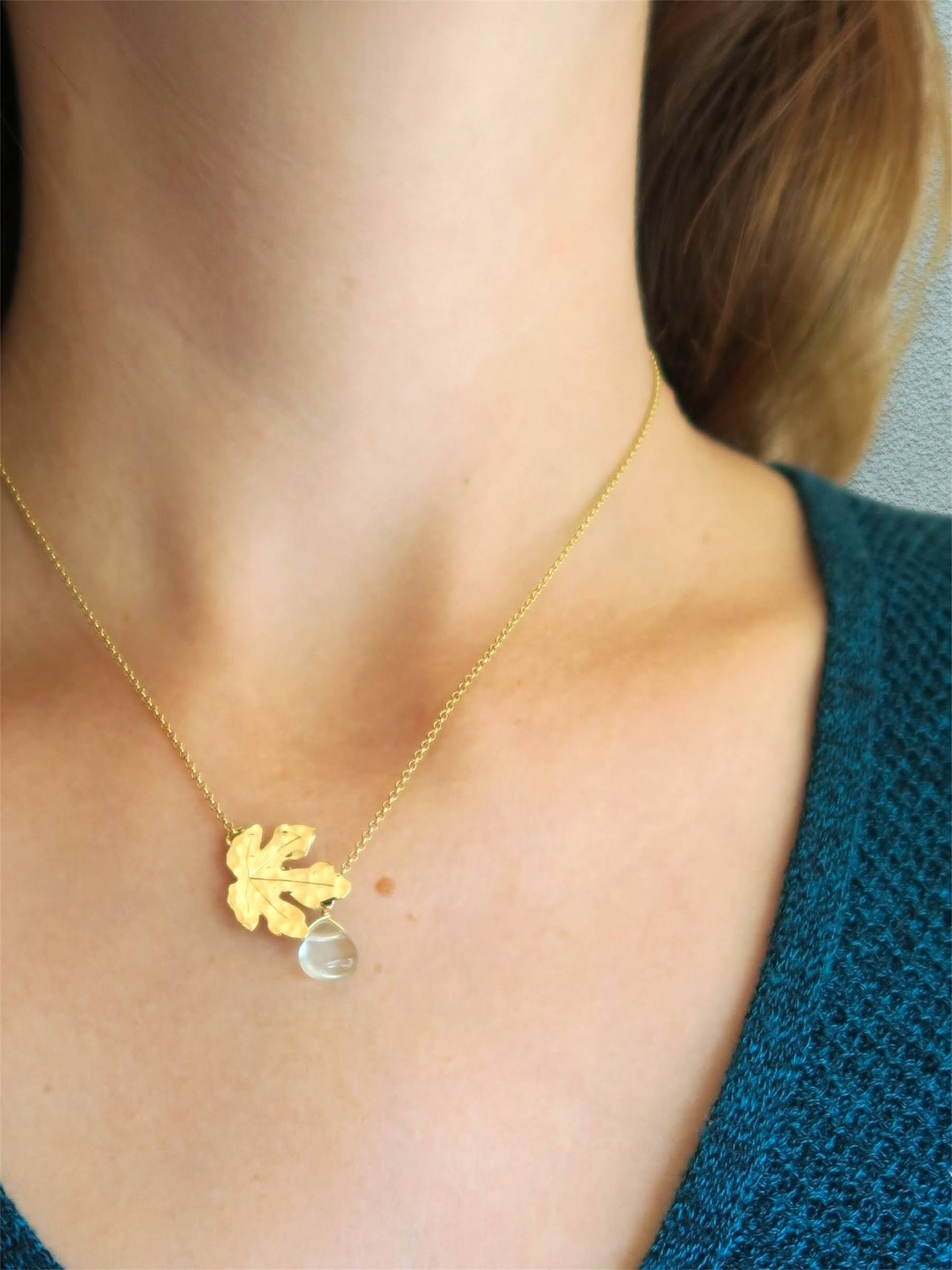 collier féminin célébrant la nature en représentant une feuille de figuier doré subtil et chic
