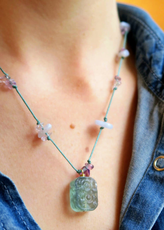 collier ajustable tendance boheme chic en fluorite sur cordon vert. Fabrication française et artisanale