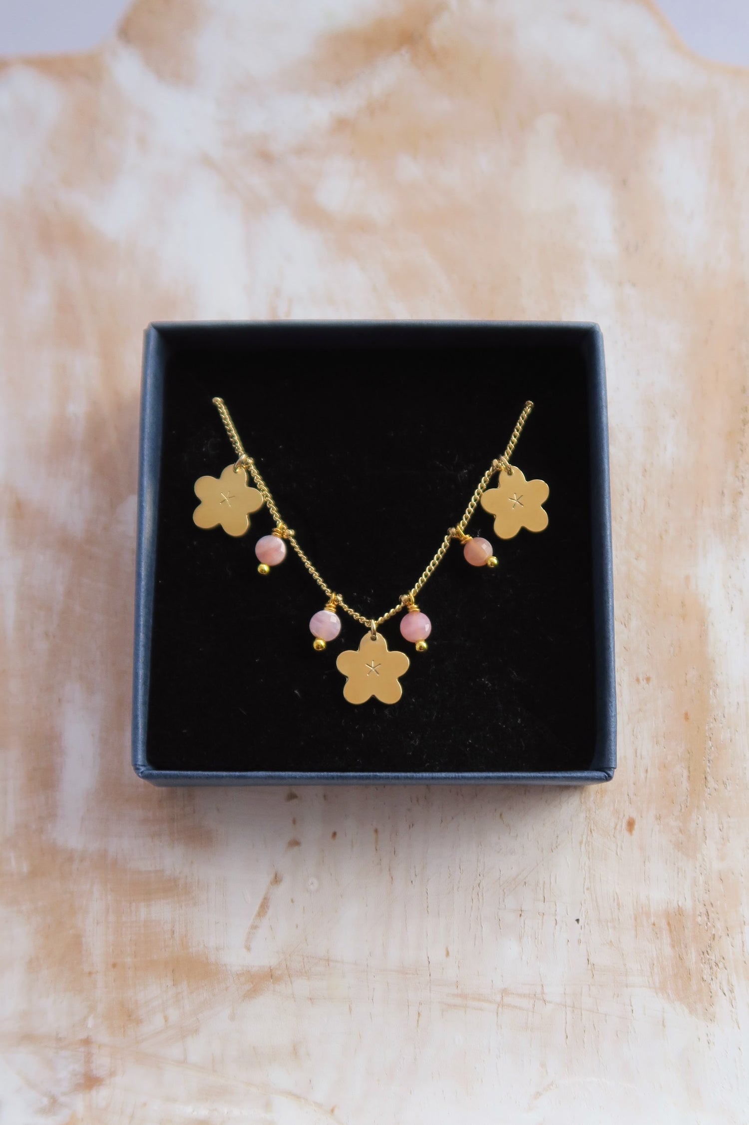 Collier fin doré motif fleur et perle en opale rose