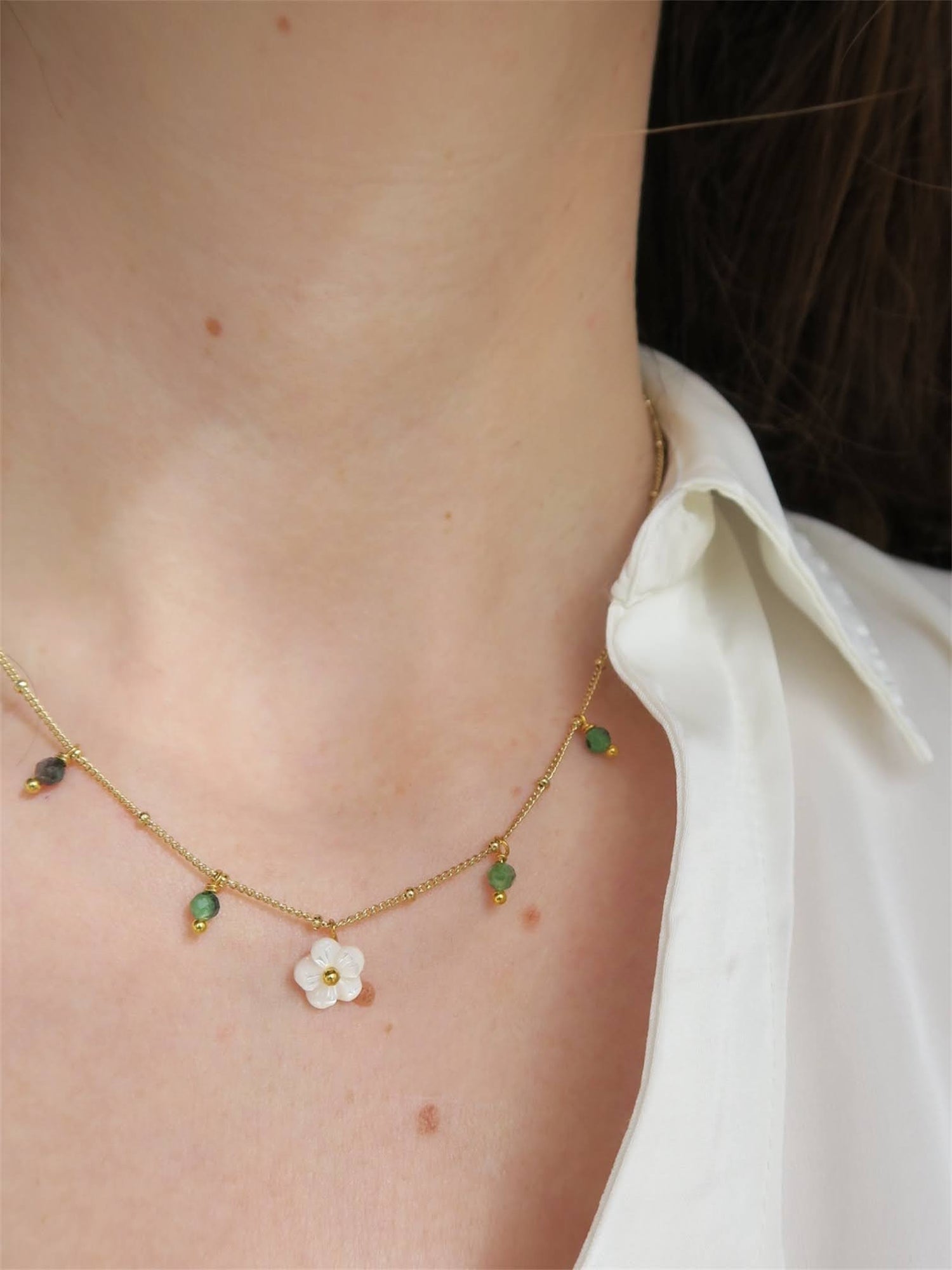 collier fleur en nacre et rubis zoisite