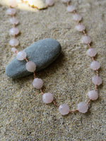 Collier mi long fait main en quartz rose et cordon rosé symbole d'amour et de tendresse
