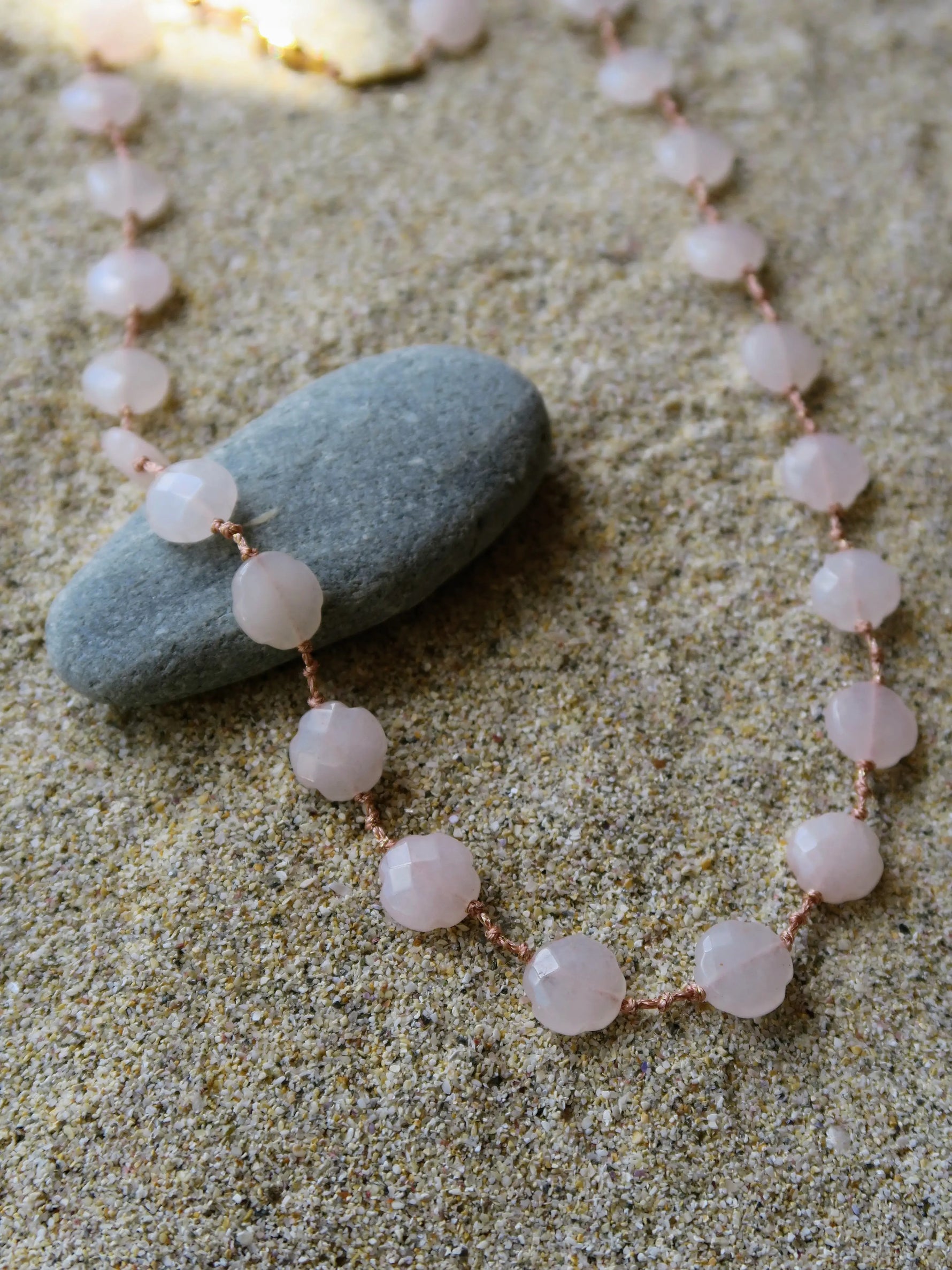 Collier mi long fait main en quartz rose et cordon rosé symbole d'amour et de tendresse