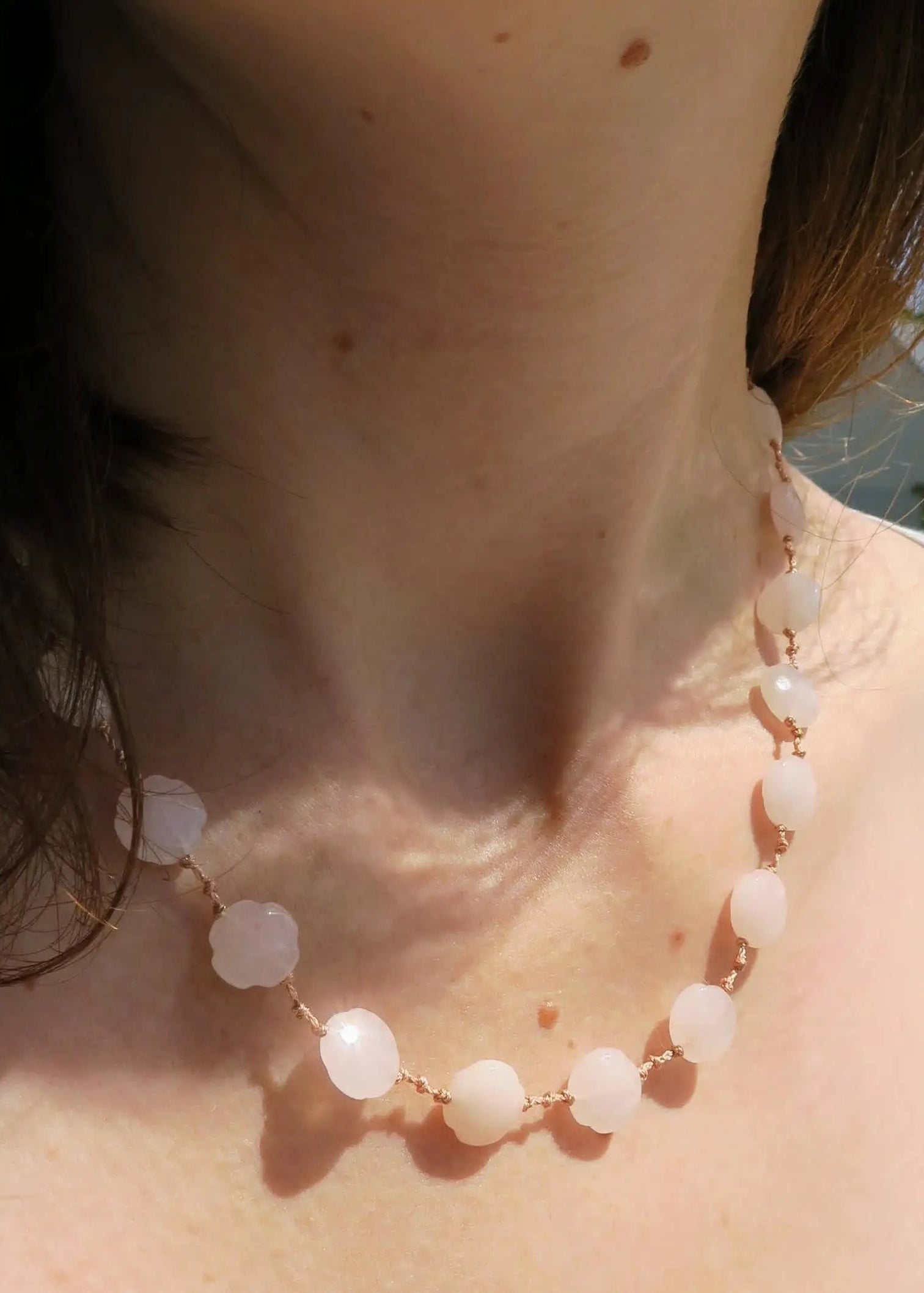 Collier mi long fait main en quartz rose
