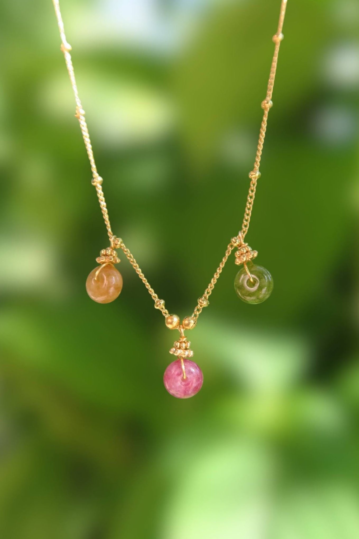 collier fin et léger doré et coloré