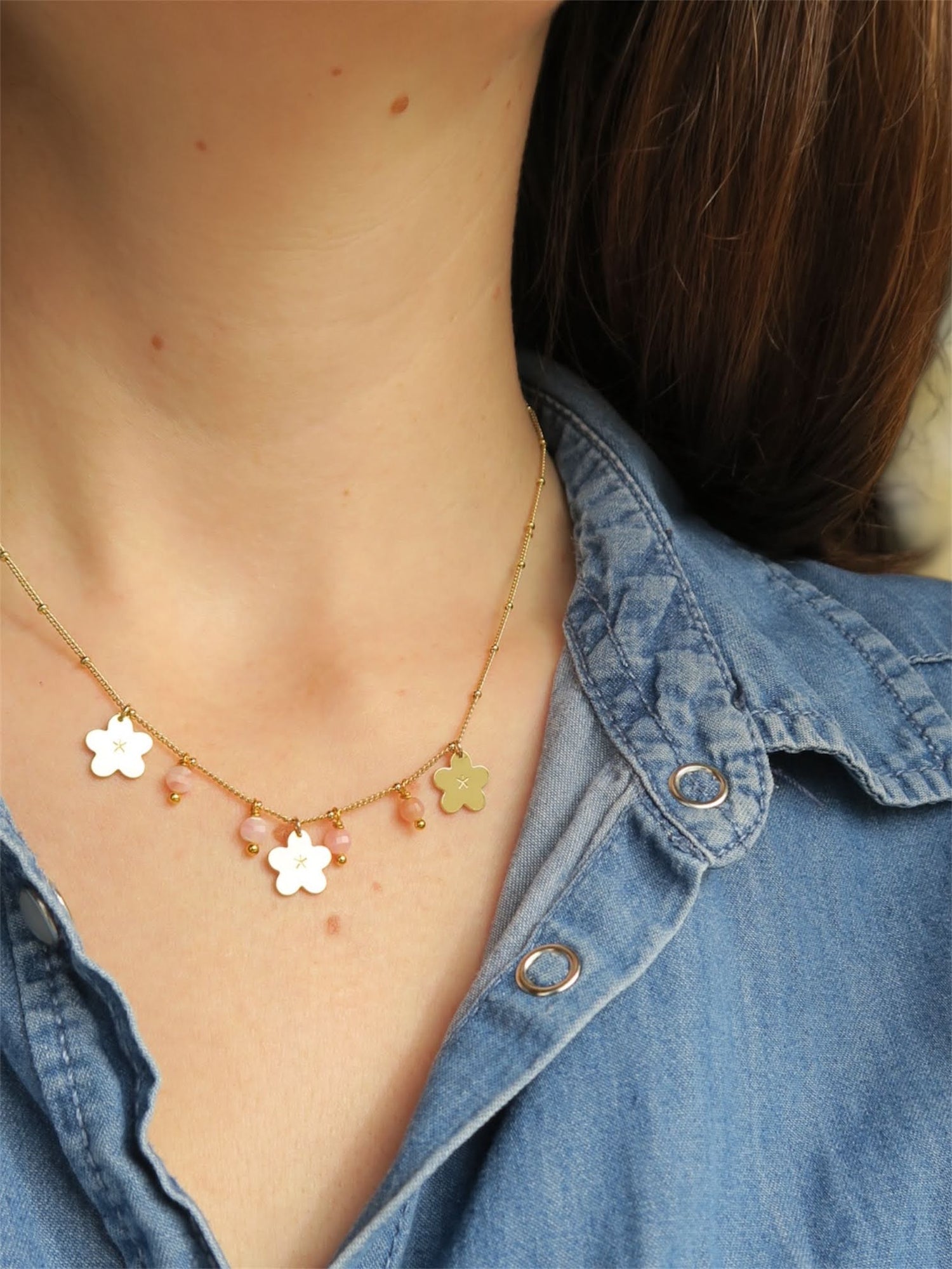 bijoux fin et leger pour etre porté toute la journée - collier artisanale motif fleur et pierre opale rose