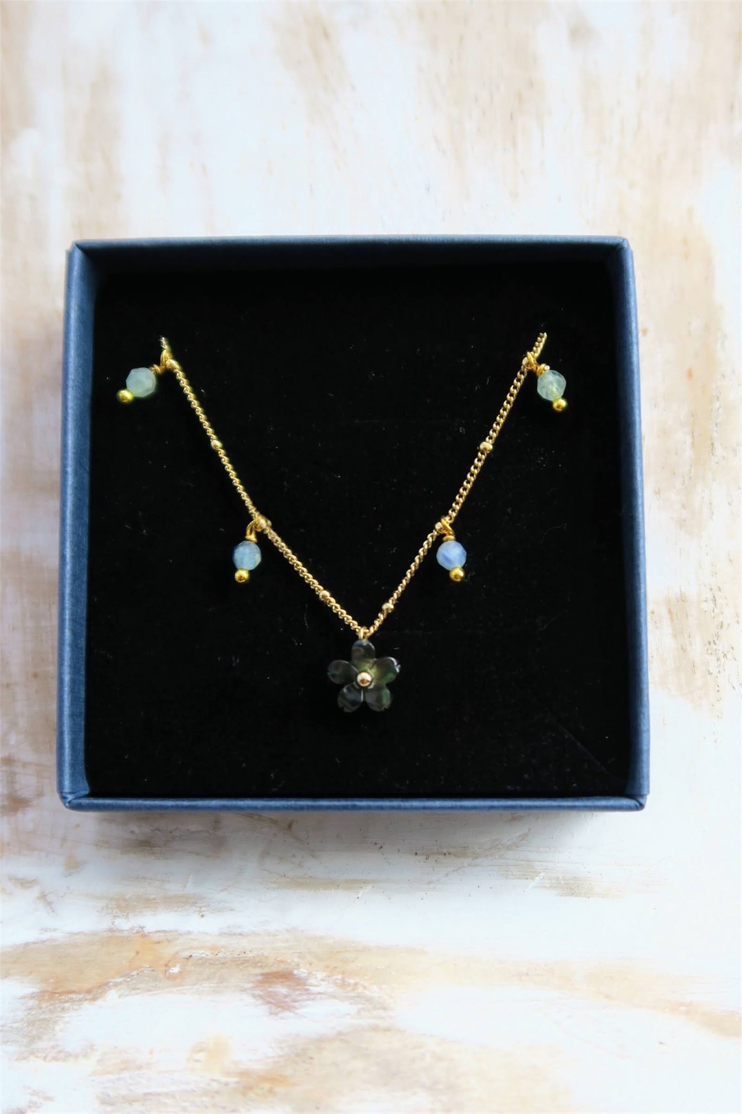 Collier fleur Pâquerette en nacre grise - Hirondelle Bijoux