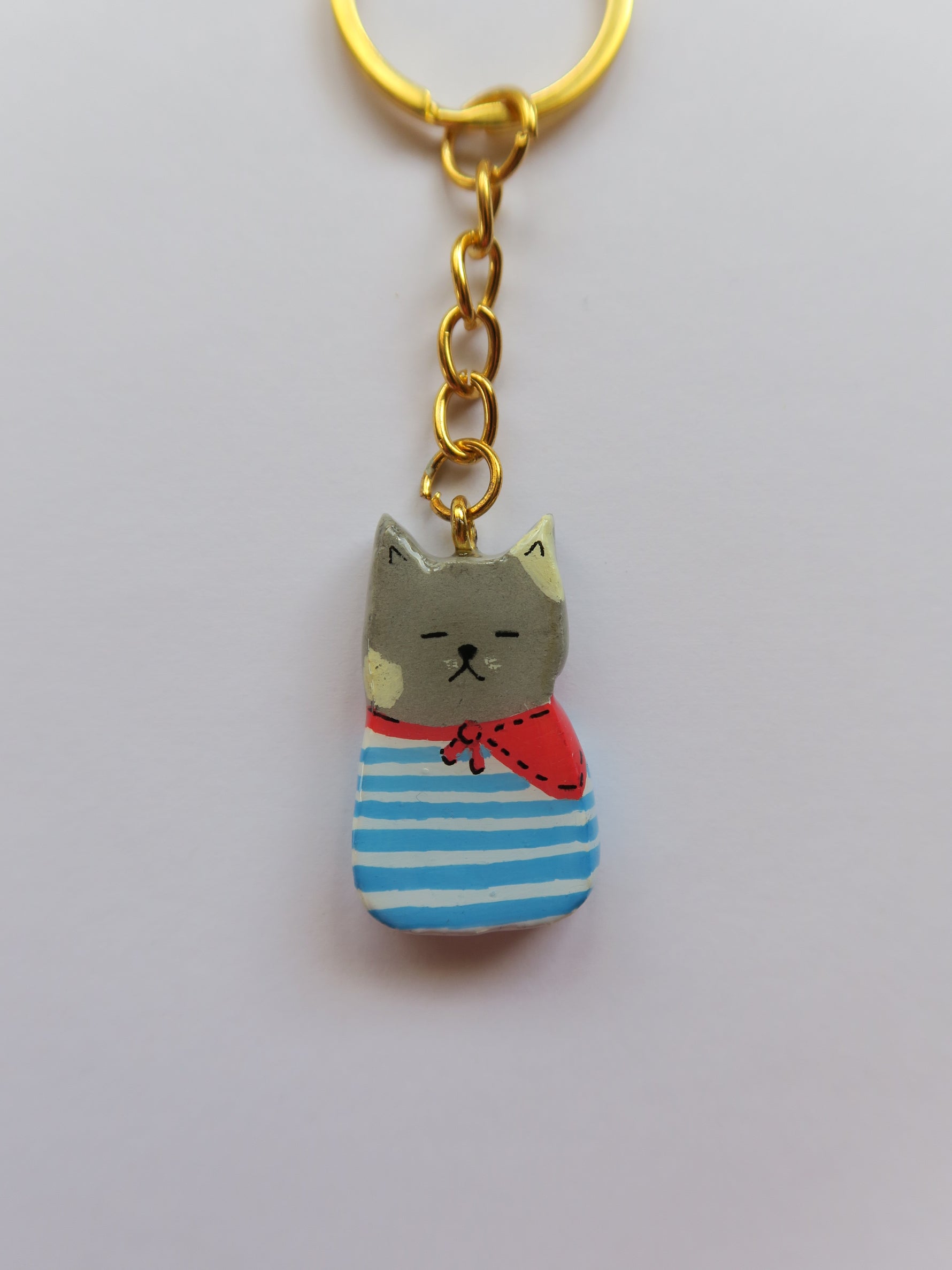 Porte-clé Lucky Rolie Cat Paul — petit chat gris breton en marinière, modelé et peint à la main. Pièce unique fait main en Bretagne.