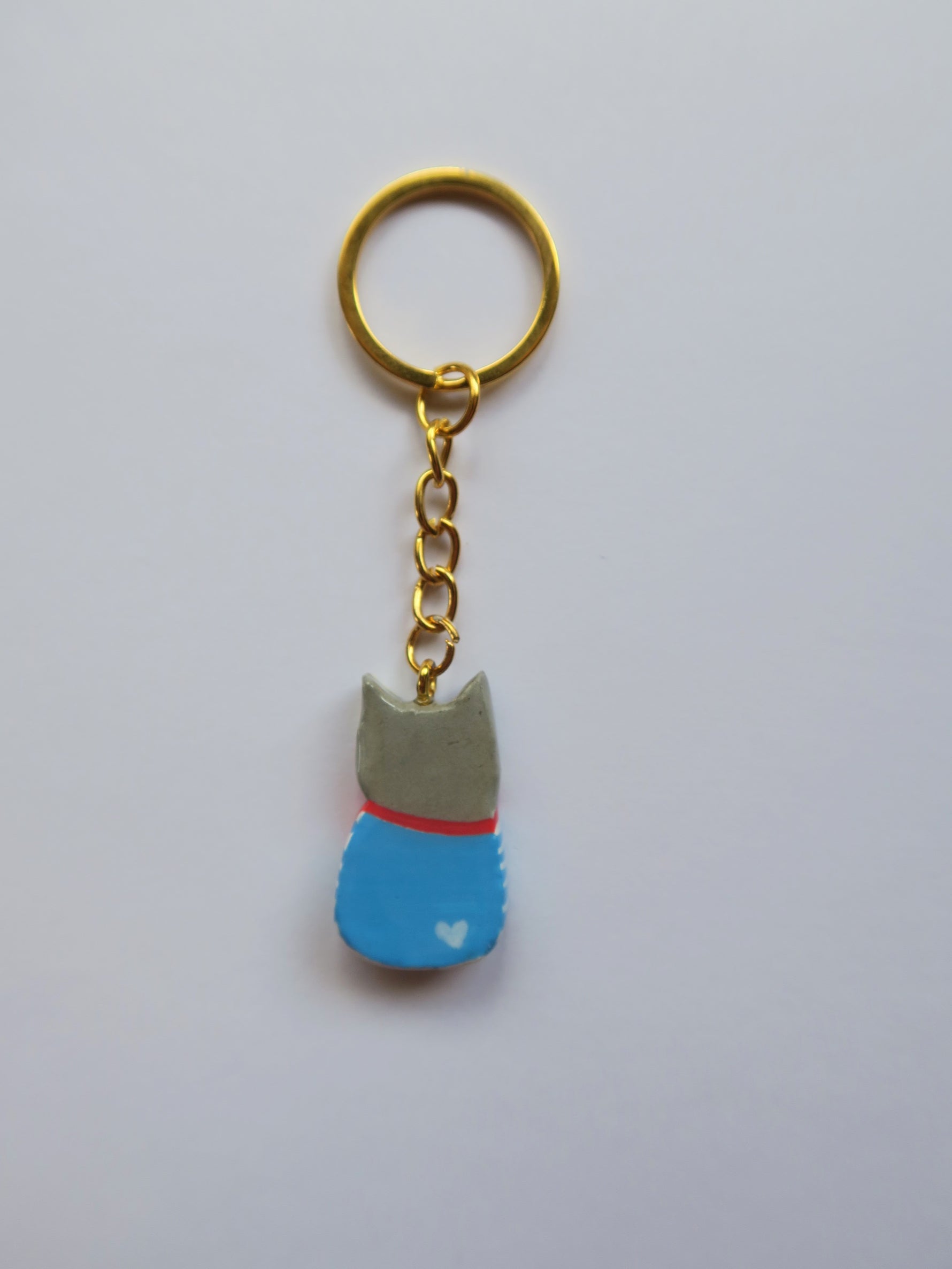 Porte-clé Lucky Rolie Cat Paul — petit chat gris breton en marinière, modelé et peint à la main en argile, fini à la résine UV. Pièce unique fait main en Bretagne.
