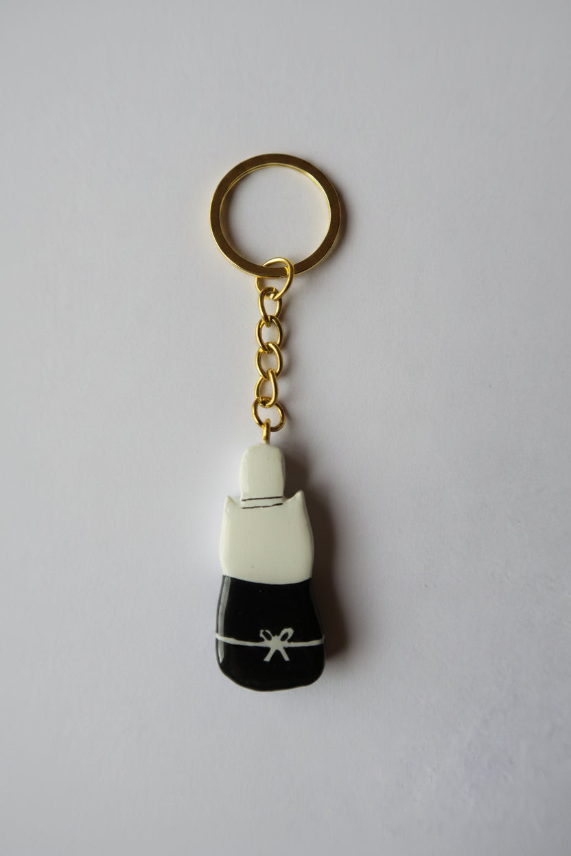 Bigoudène de cœur et de tradition ! Je porte ma coiffe blanche et ma robe noire avec la fierté de celles qui savent d'où elles viennent.

Prends soin de moi, je suis unique. 🌊

Fait main au Cap Sizun — Hirondelle Bijoux