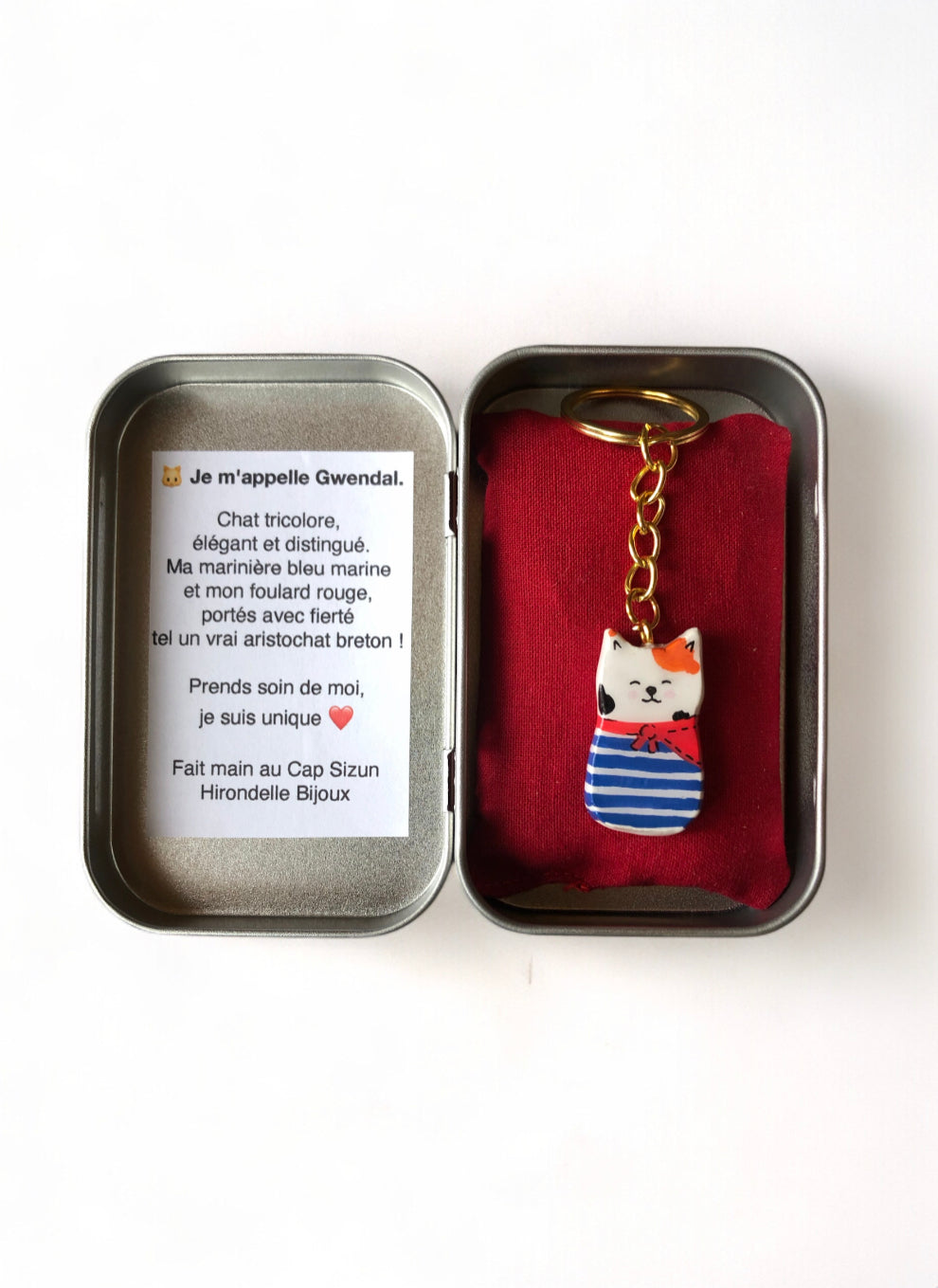 Porte-clé Lucky Rolie Cat Gwendal — petit chat tricolore breton en marinière bleu marine, modelé et peint à la main en argile, fini à la résine UV. Pièce unique fait main en Bretagne.