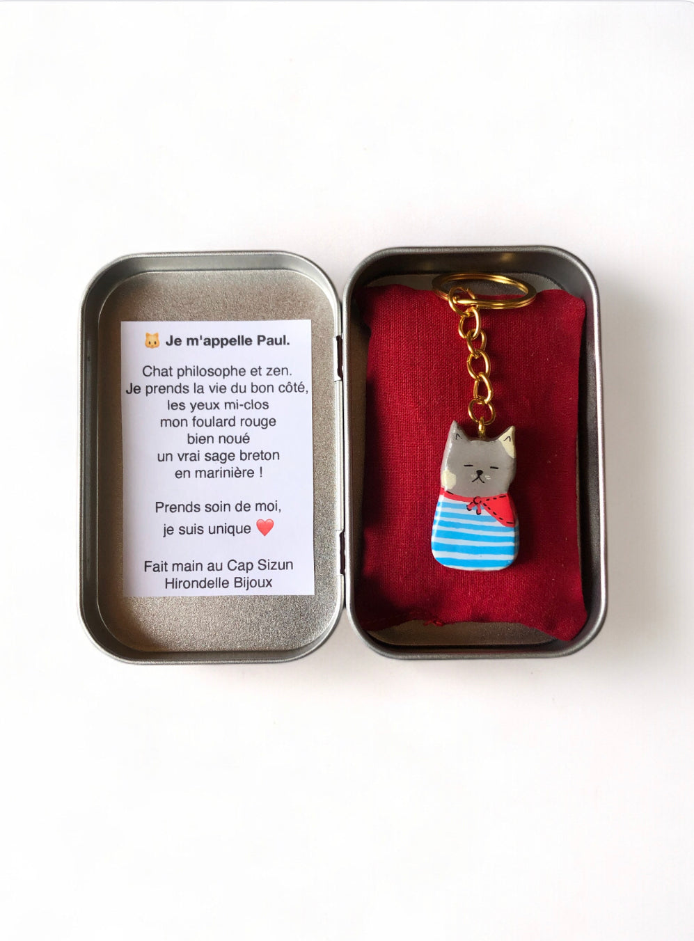 Porte-clé Lucky Rolie Cat Paul — petit chat gris breton en marinière, modelé et peint à la main en argile, fini à la résine UV. Pièce unique fait main en Bretagne.