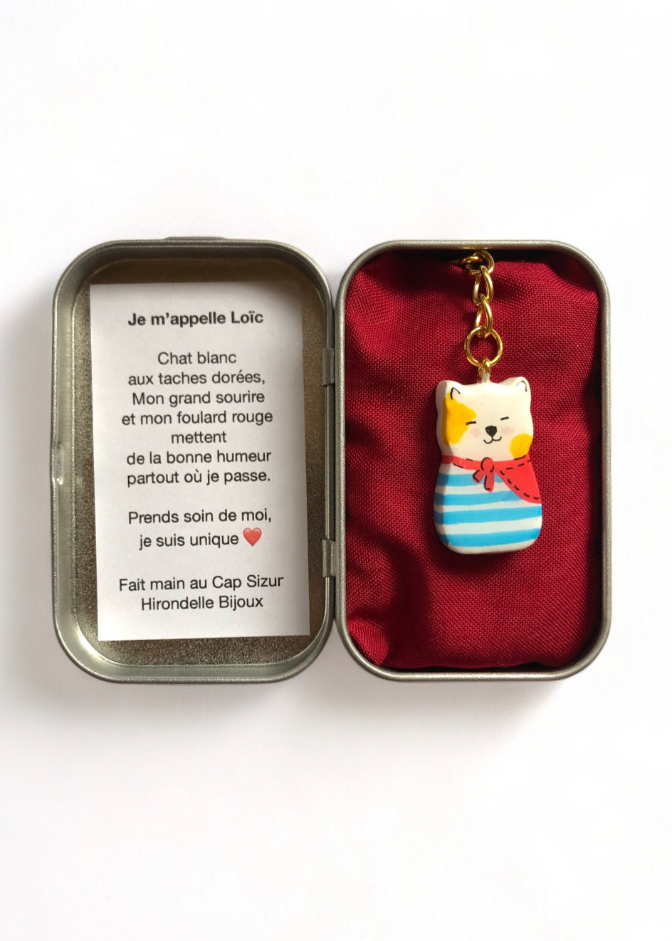 Porte-clé Lucky Rolie Cat Loïc — petit chat blanc breton joyeux en marinière, modelé et peint à la main en argile, fini à la résine UV. Pièce unique fait main en Bretagne.