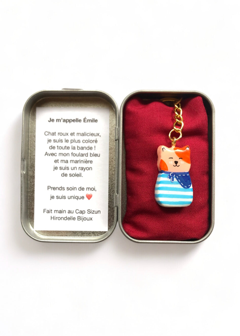 Porte-clé Lucky Rolie Cat Émile — petit chat roux breton malicieux en marinière, modelé et peint à la main en argile, fini à la résine UV. Pièce unique fait main en Bretagne.