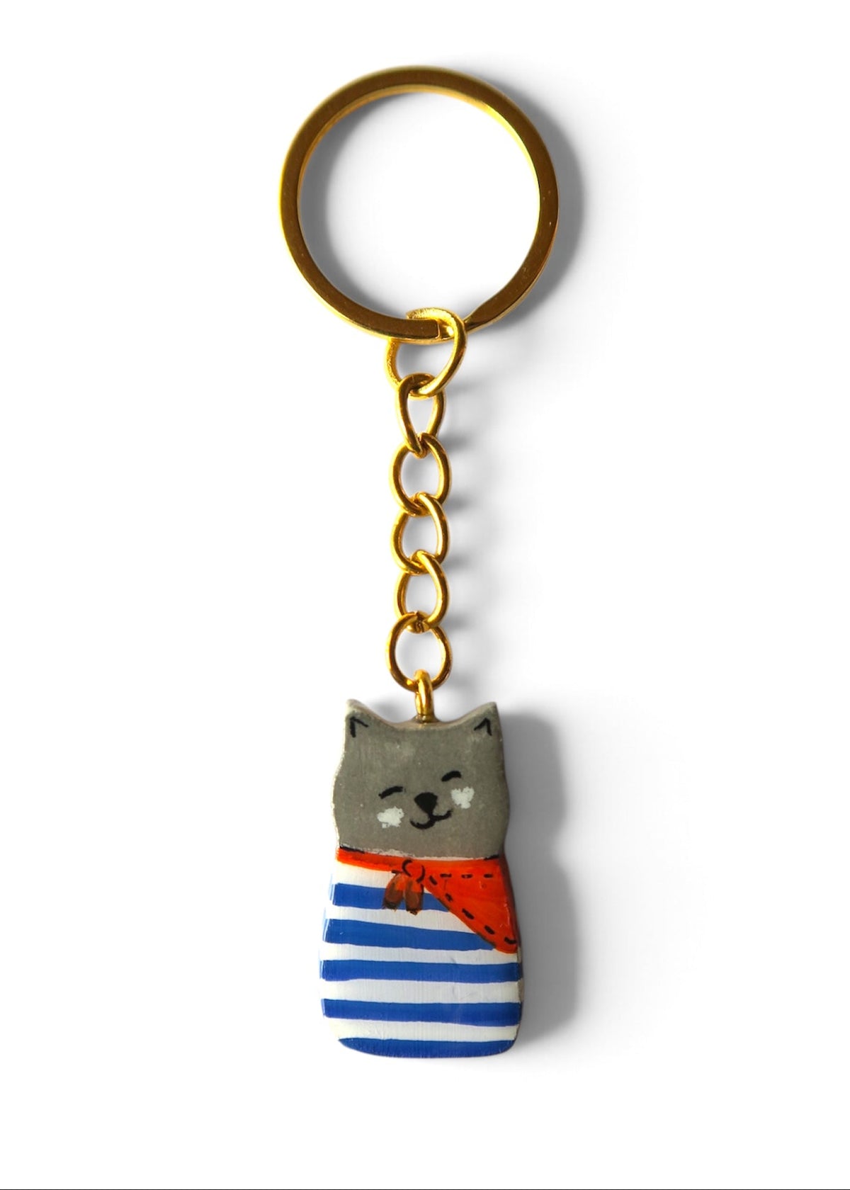 Porte-clé Lucky Rolie Cat Martin — petit chat gris breton en marinière, modelé et peint à la main en argile, fini à la résine UV. Pièce unique fait main en Bretagne.