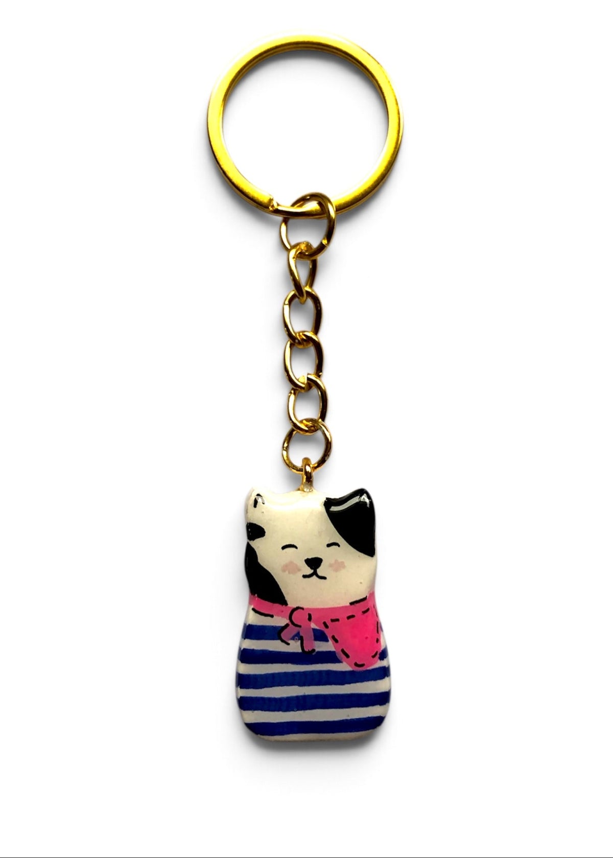 Porte-clé Lucky Rolie Cat Erwan — petit chat breton noir et blanc en marinière bleue et foulard rose, modelé et peint à la main en argile, fini à la résine UV. Fait main au Cap Sizun.