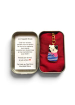 Porte-clé Lucky Rolie Cat Erwan petit chat breton noir et blanc en marinière bleue et foulard rose, modelé et peint à la main en argile, fini à la résine UV. Livré dans son emballage cadeau. Fait main au Cap Sizun.