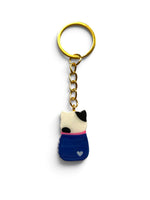 Porte-clé Lucky Rolie Cat Erwan petit chat breton noir et blanc en marinière bleue et foulard rose, modelé et peint à la main en argile, fini à la résine UV. Livré dans son emballage cadeau. Fait main au Cap Sizun.