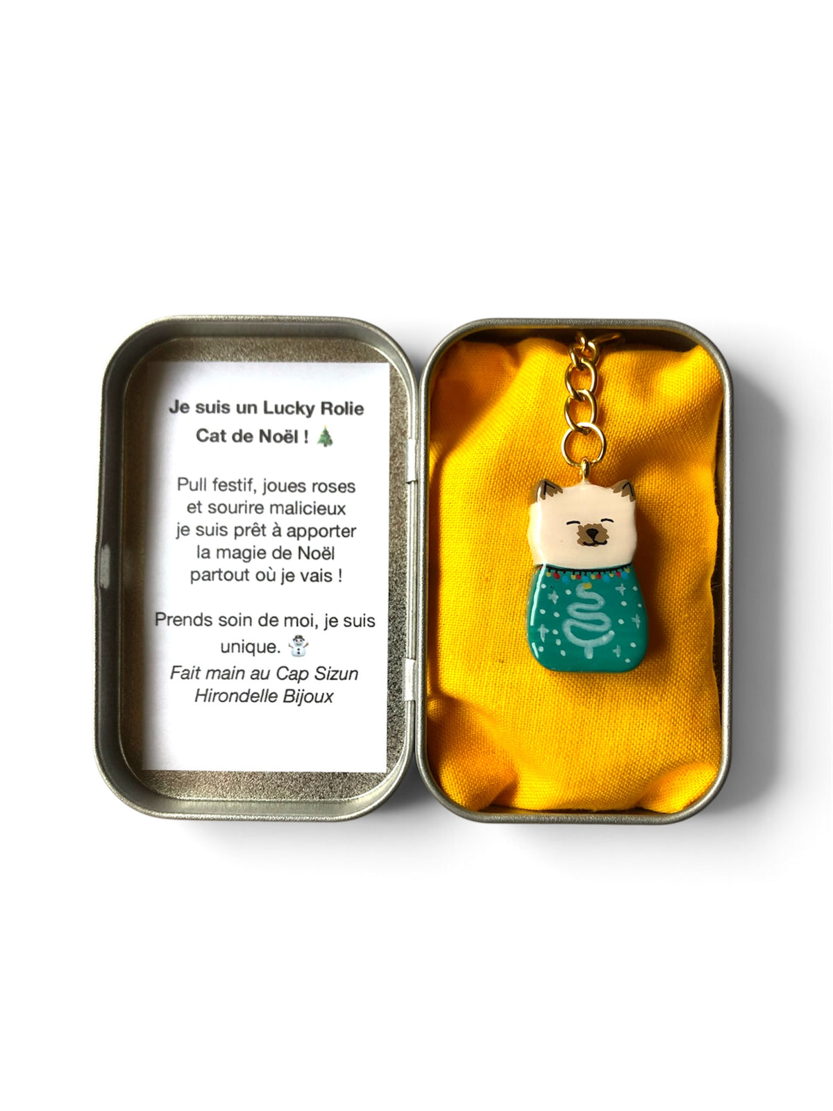 Porte-clés chat en pull de noël, vert avec un sapin. Fabrication artisanale, en édition limitée pour Noël. Vendu dans sa boite cadeau.
