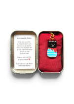 Porte-clé Lucky Rolie Cat Gabin — petit chat noir breton en marinière bleue et foulard rouge, modelé et peint à la main en argile, fini à la résine UV. Fait main au Cap Sizun.