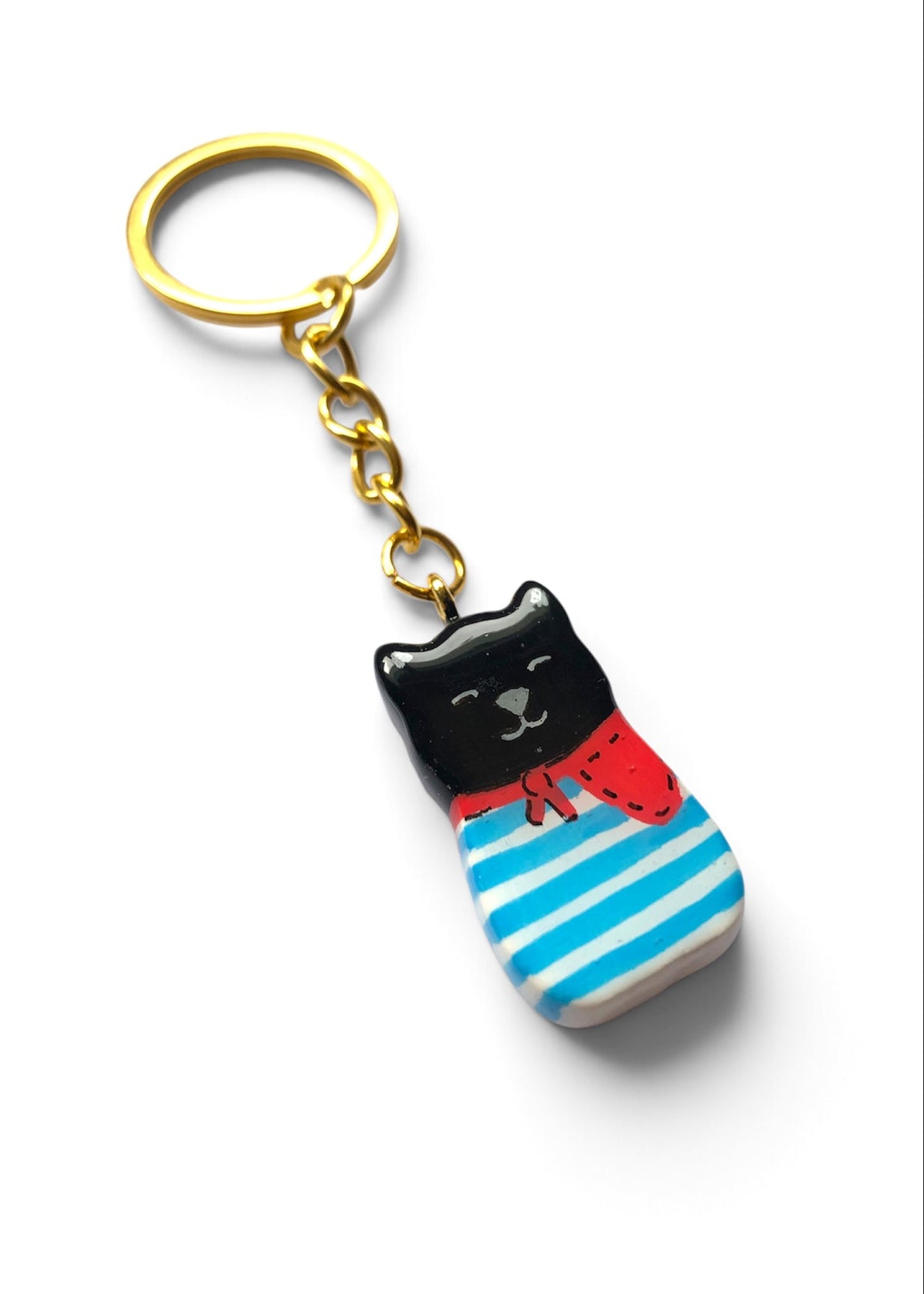 Porte-clé Lucky Rolie Cat Gabin — petit chat noir breton en marinière bleue et foulard rouge, modelé et peint à la main en argile, fini à la résine UV. Fait main au Cap Sizun.
