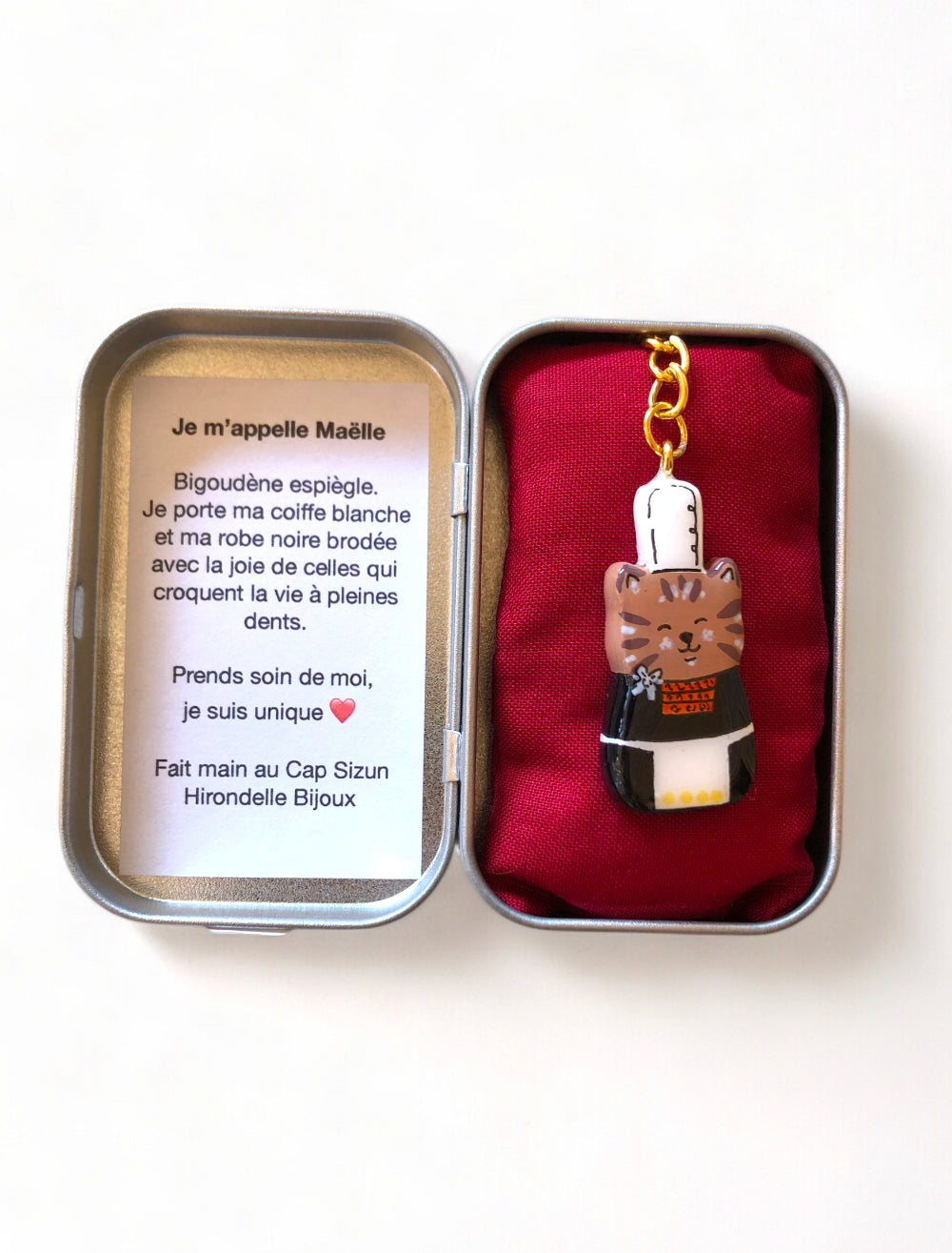 porte clé en forme de chat tigré déguisé en bigoudène bretonne dans sa petite boite. Prêt à offrir.