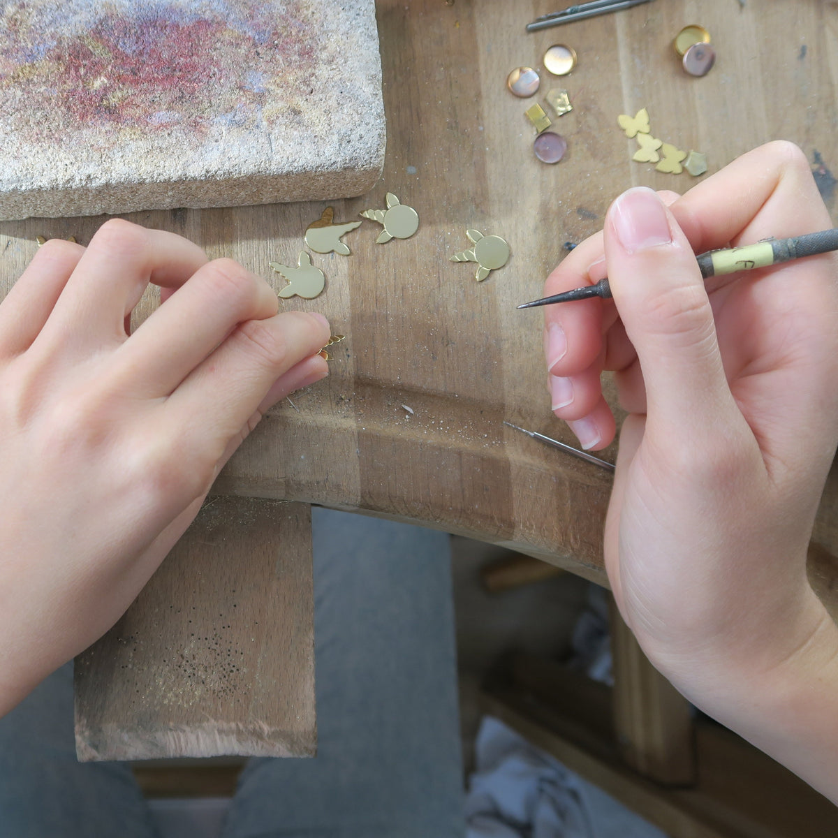 photo de fabrication des colliers licorne dans l'atelier Hirondelle Bijoux