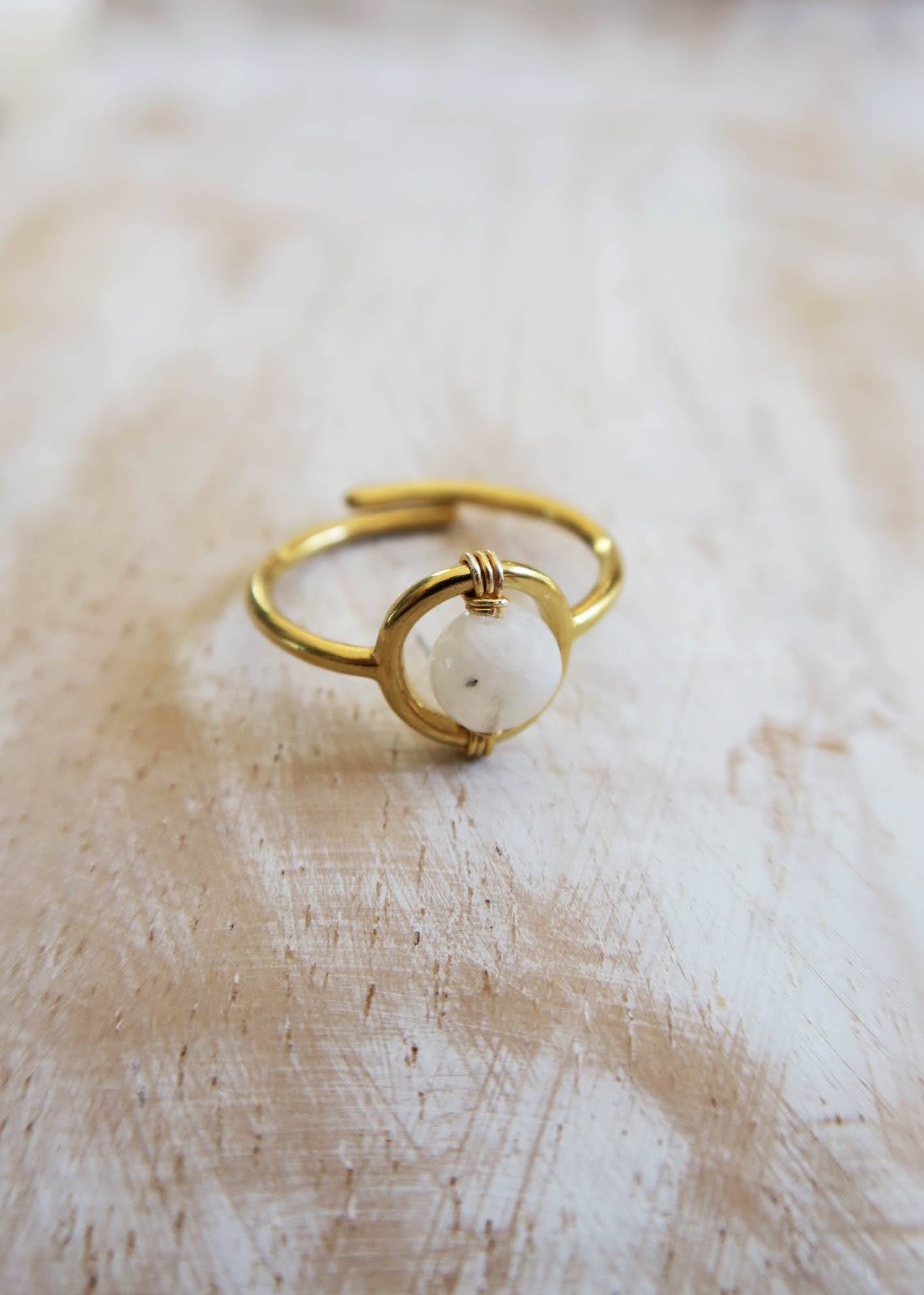 bague ajustable en acier doré serti d'une pierre de lune