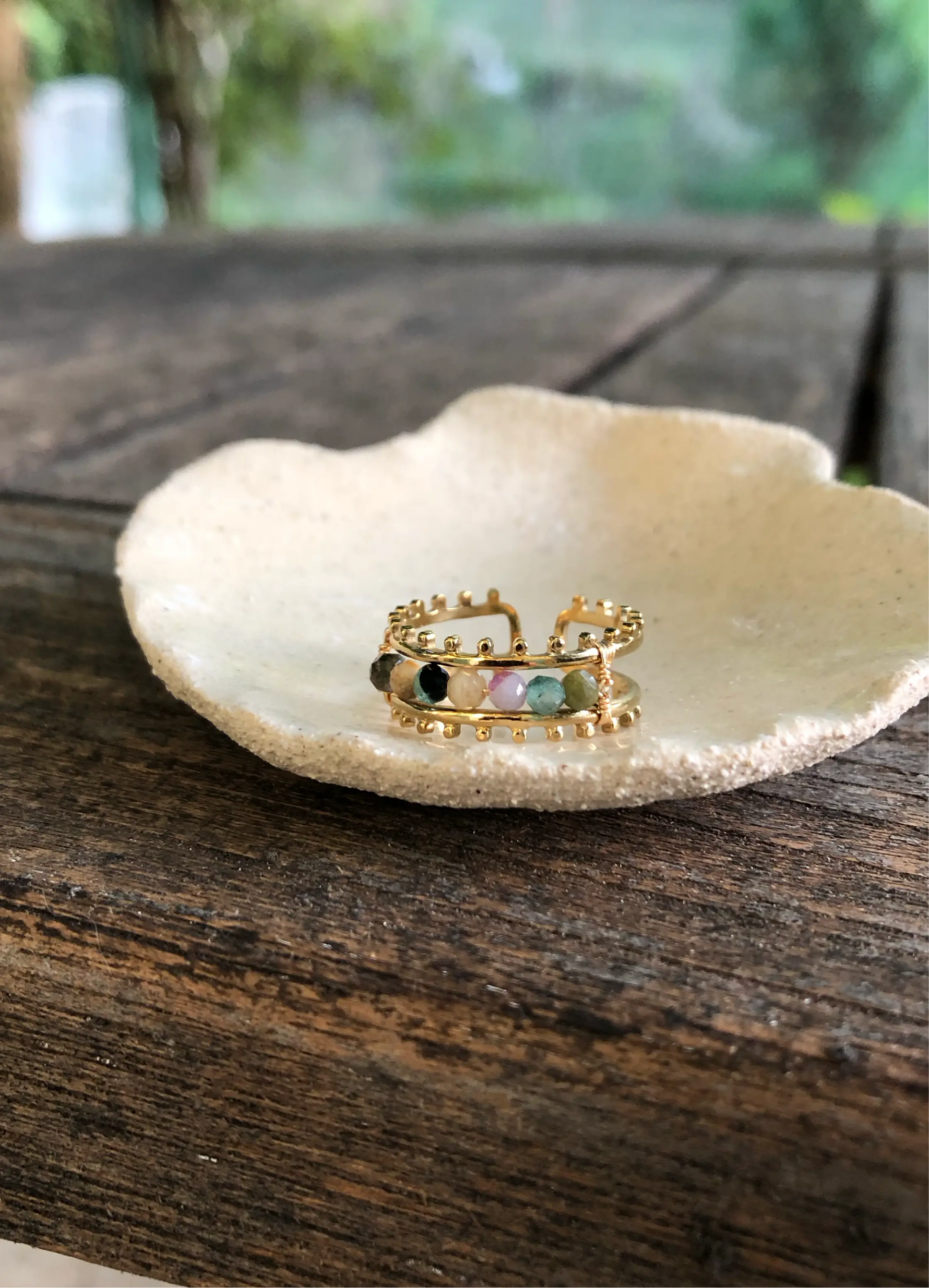 bague ouverte et ajustable dorée en acier inoxydable, et tourmalines multicolores