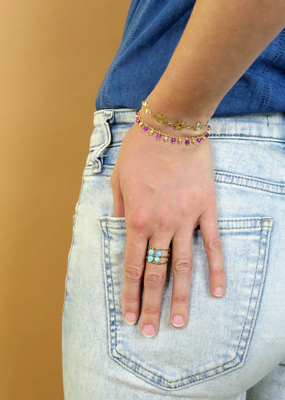 Mise en situation de la bague sesame en amazonite et du bracelet bouquet, créés par la marque artisanale Hirondelle Bijoux