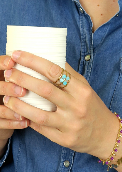 Mise en situation de la bague sesame en amazonite créé par la marque artisanale Hirondelle Bijoux