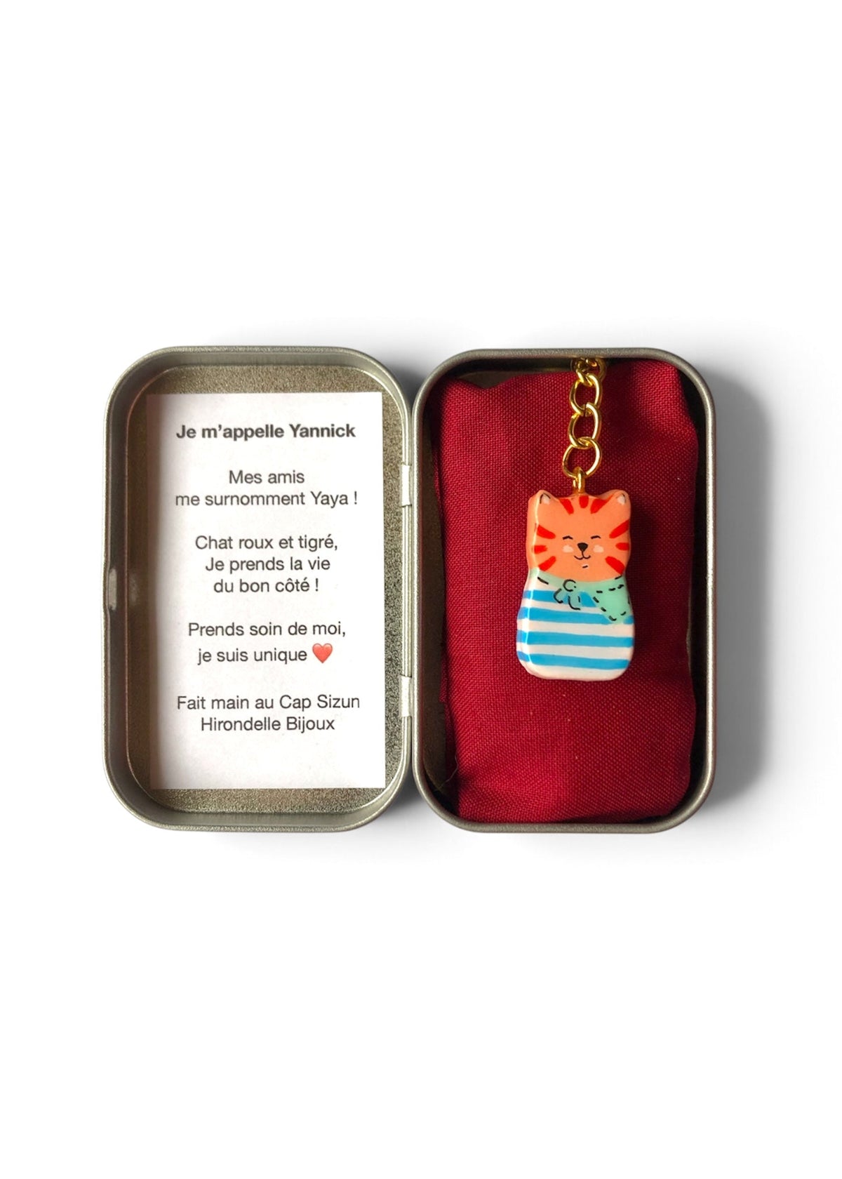 Porte-clé Lucky Rolie Cat Yannick — chat roux breton en marinière, modelé et peint à la main en argile, finie à la résine UV. Fait main au Cap Sizun.