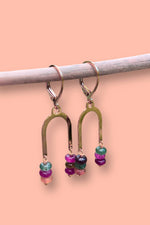 Boucles d'oreilles feminines et légères pour oreilles percées en metal doré et pierres colorées