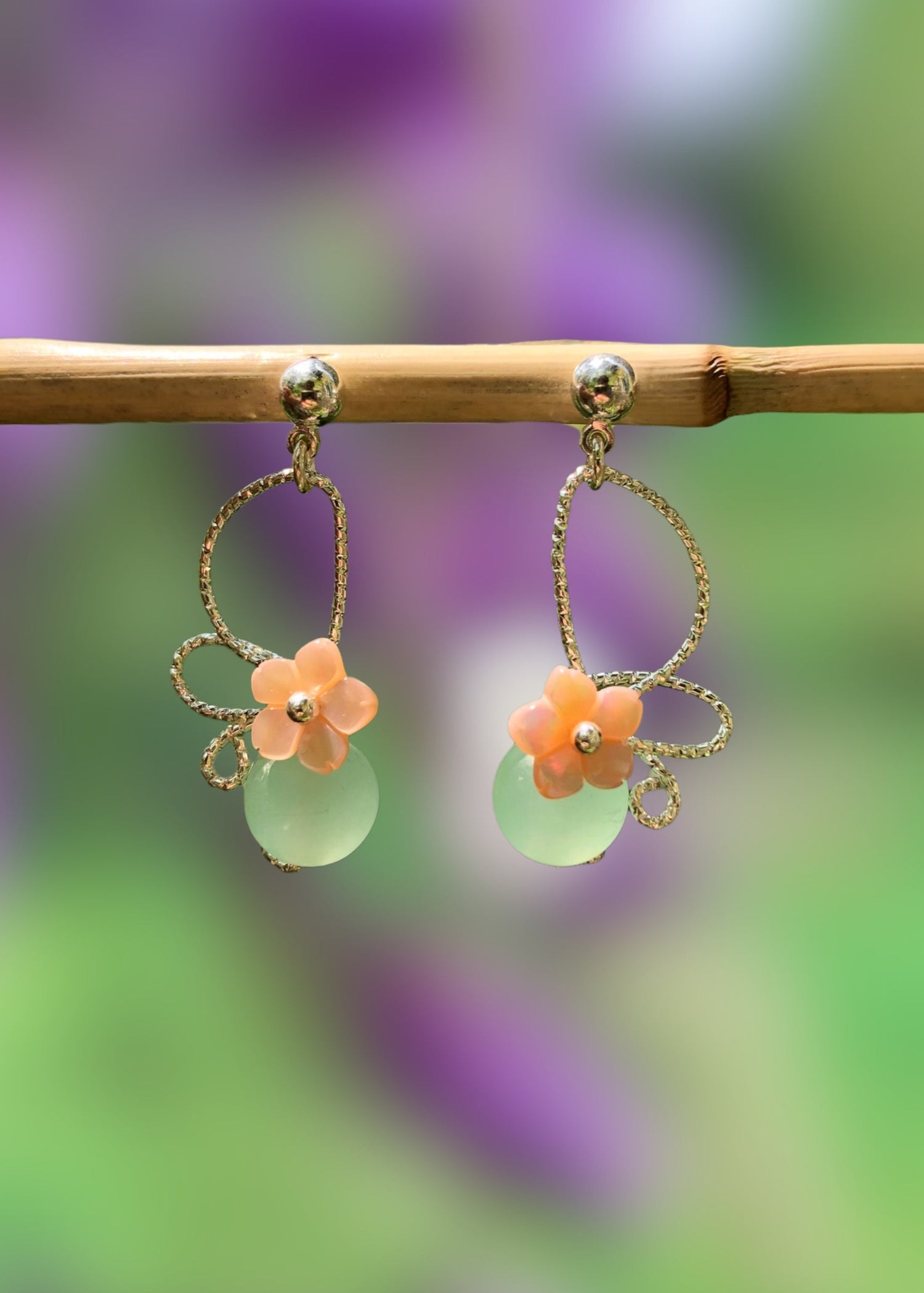 boucles d'oreilles fleuries en jade vert et nacre rose