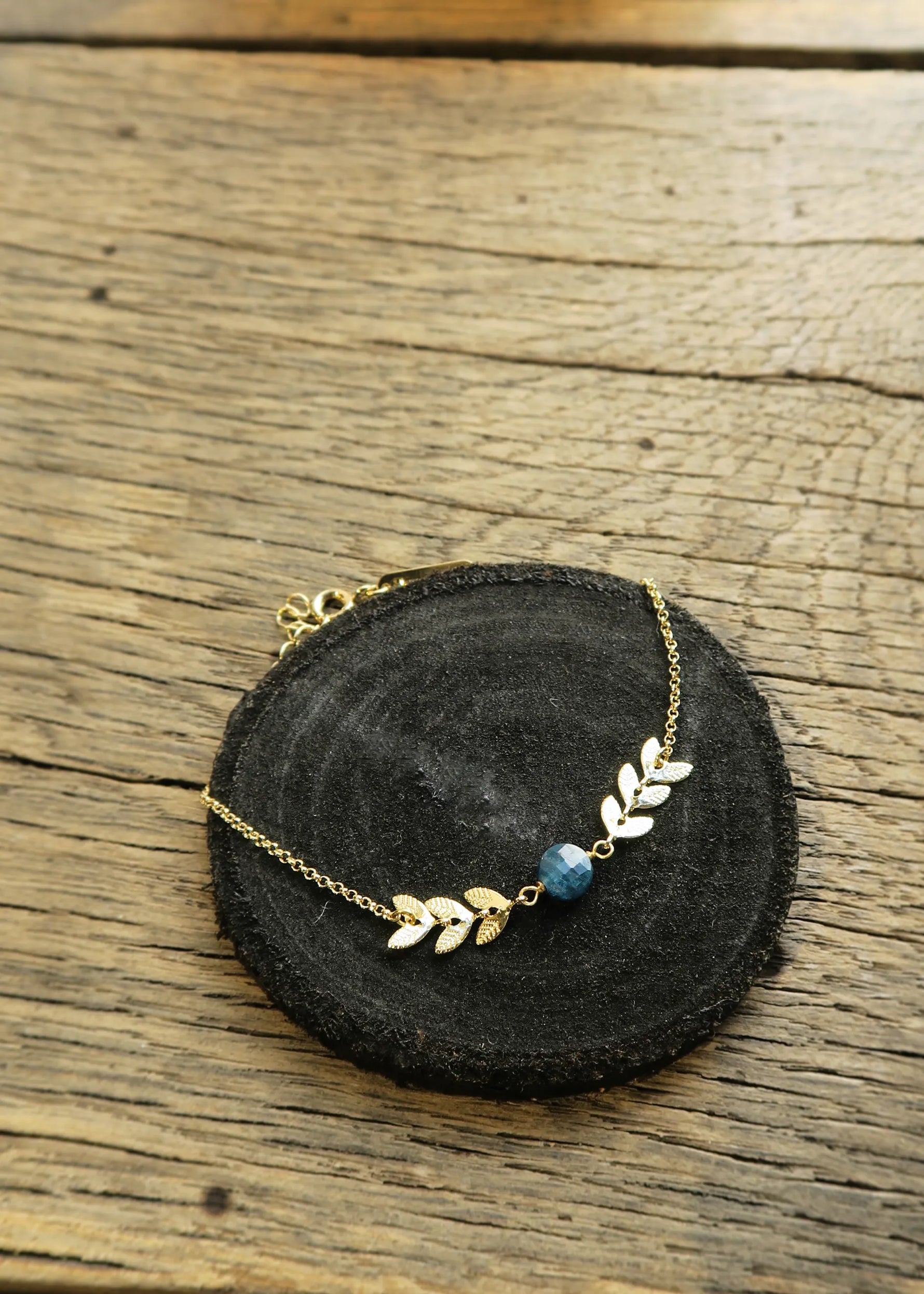 bracelet doré laurier en apatites bleues naturelles chaine lauriers - fabrication française bijoux fins et légers - Hirondelle Bijoux