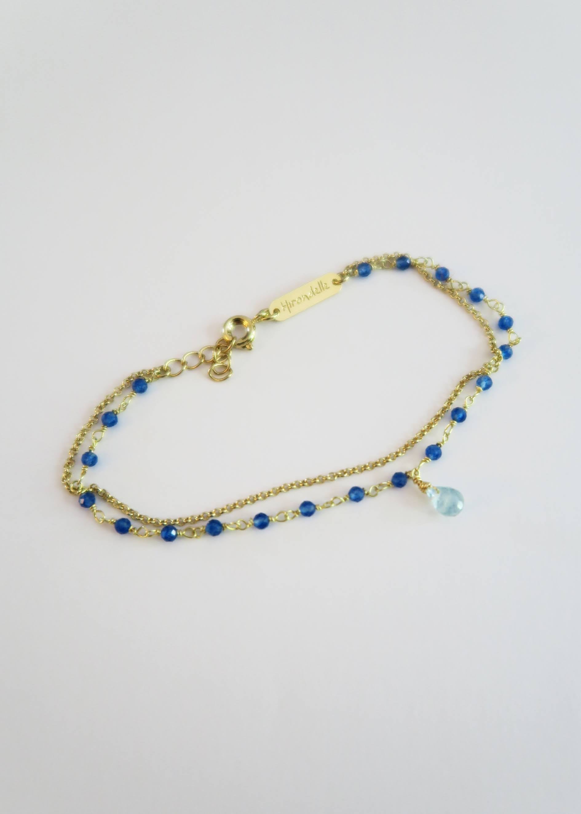 Photo d'un bracelet fin doré et bleu, en apatite et aigue marine. Réalisé en France par Hirondelle Bijoux.