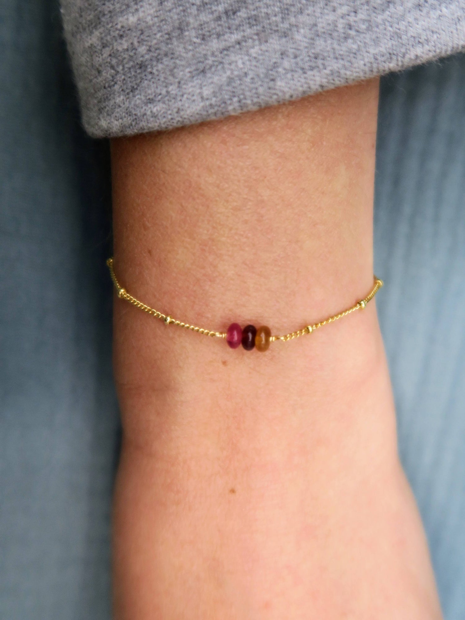 bracelet féminin et délicat porté au poignet