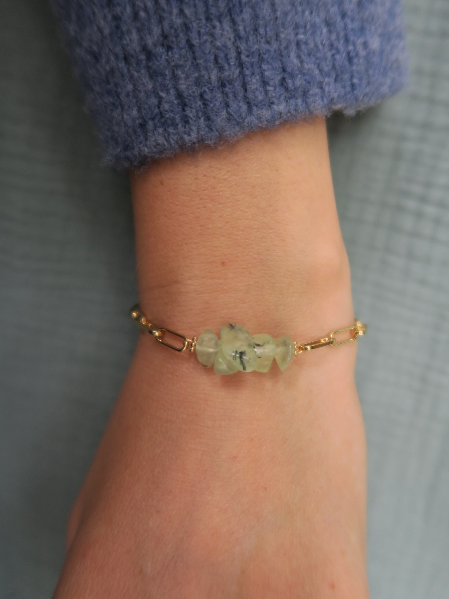 bracelet chaine dorée géometrique et cristaux de quartz vert